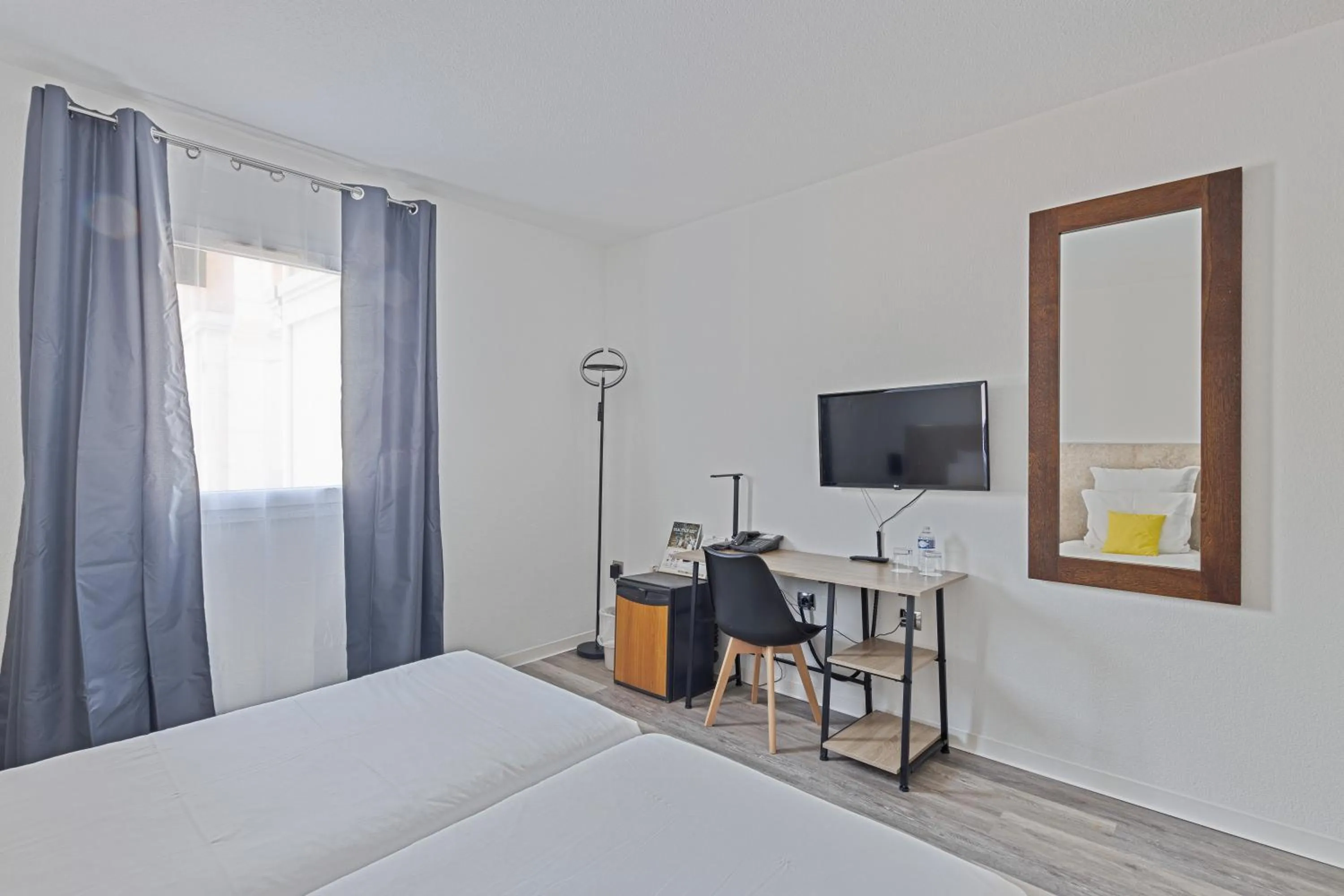 Bed in Hôtel Provence