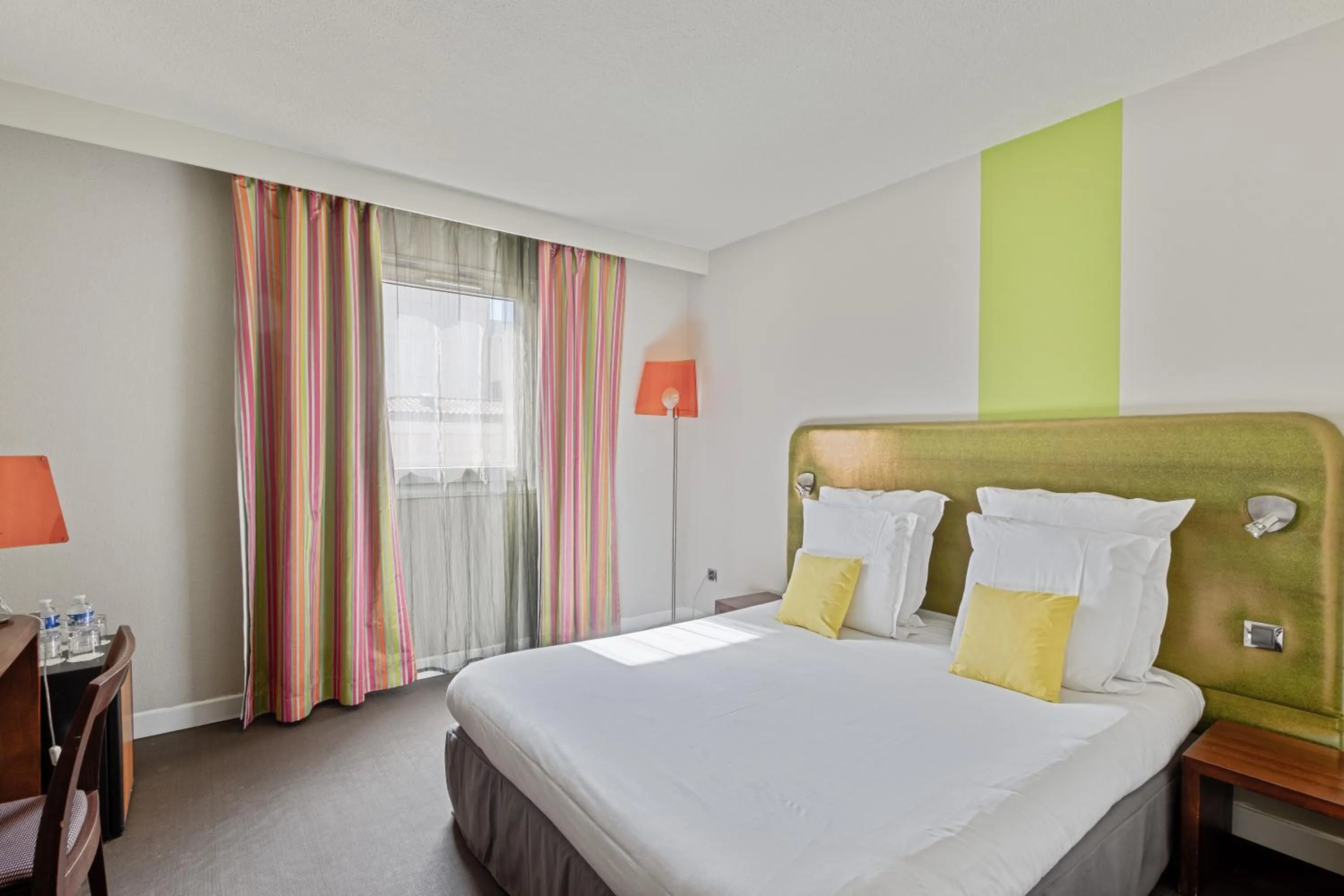 Bed in Hôtel Provence