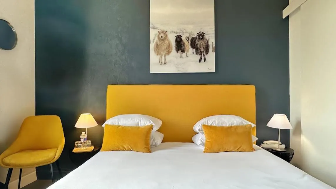 Bedroom, Bed in Hôtel Coeur De Loire