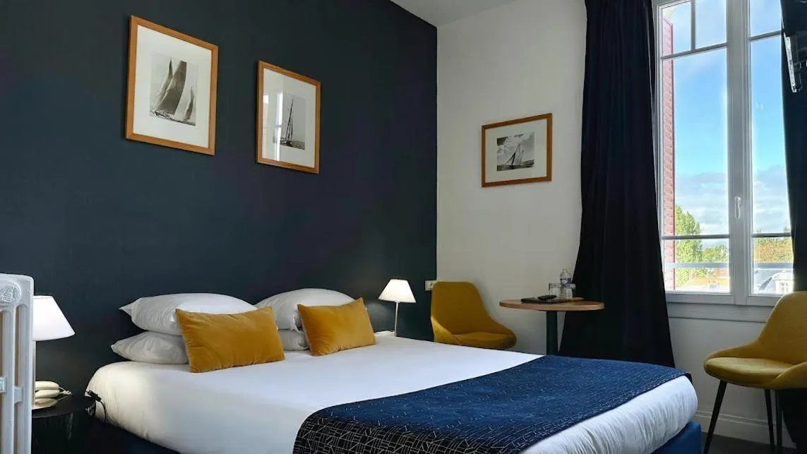 Bedroom, Bed in Hôtel Coeur De Loire