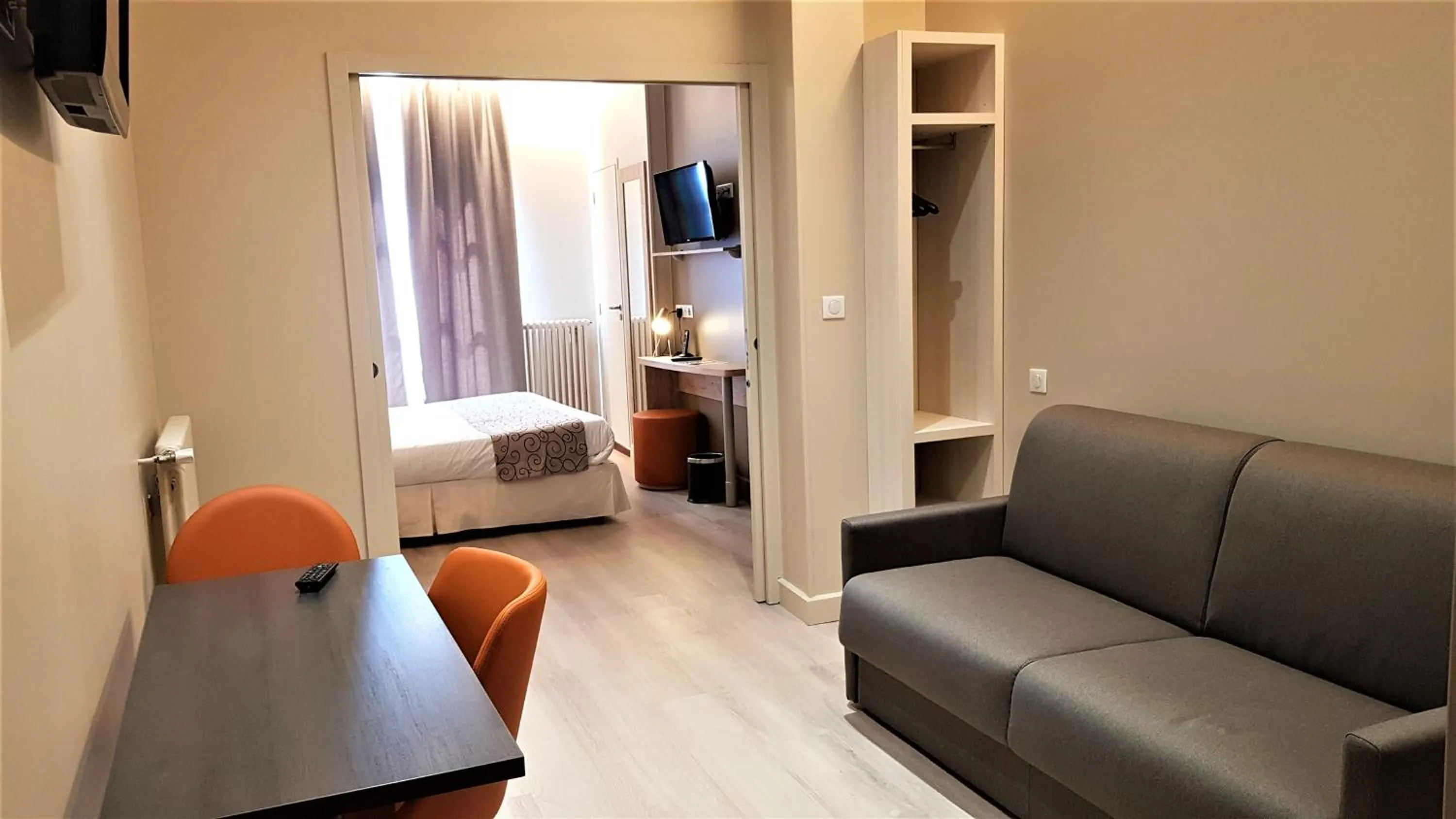 Living room, Bed in Hôtel Montaigne