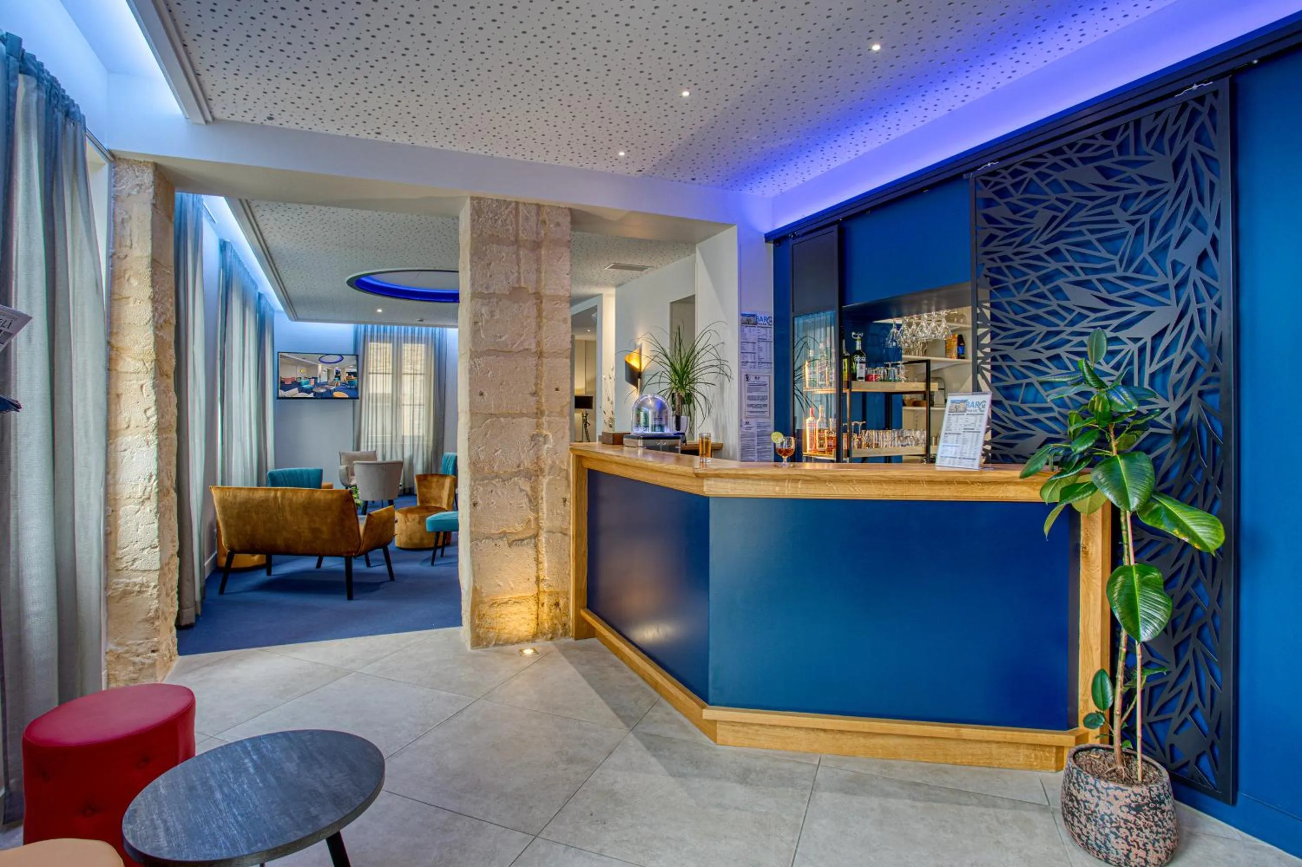 Lounge or bar in Hôtel Montaigne