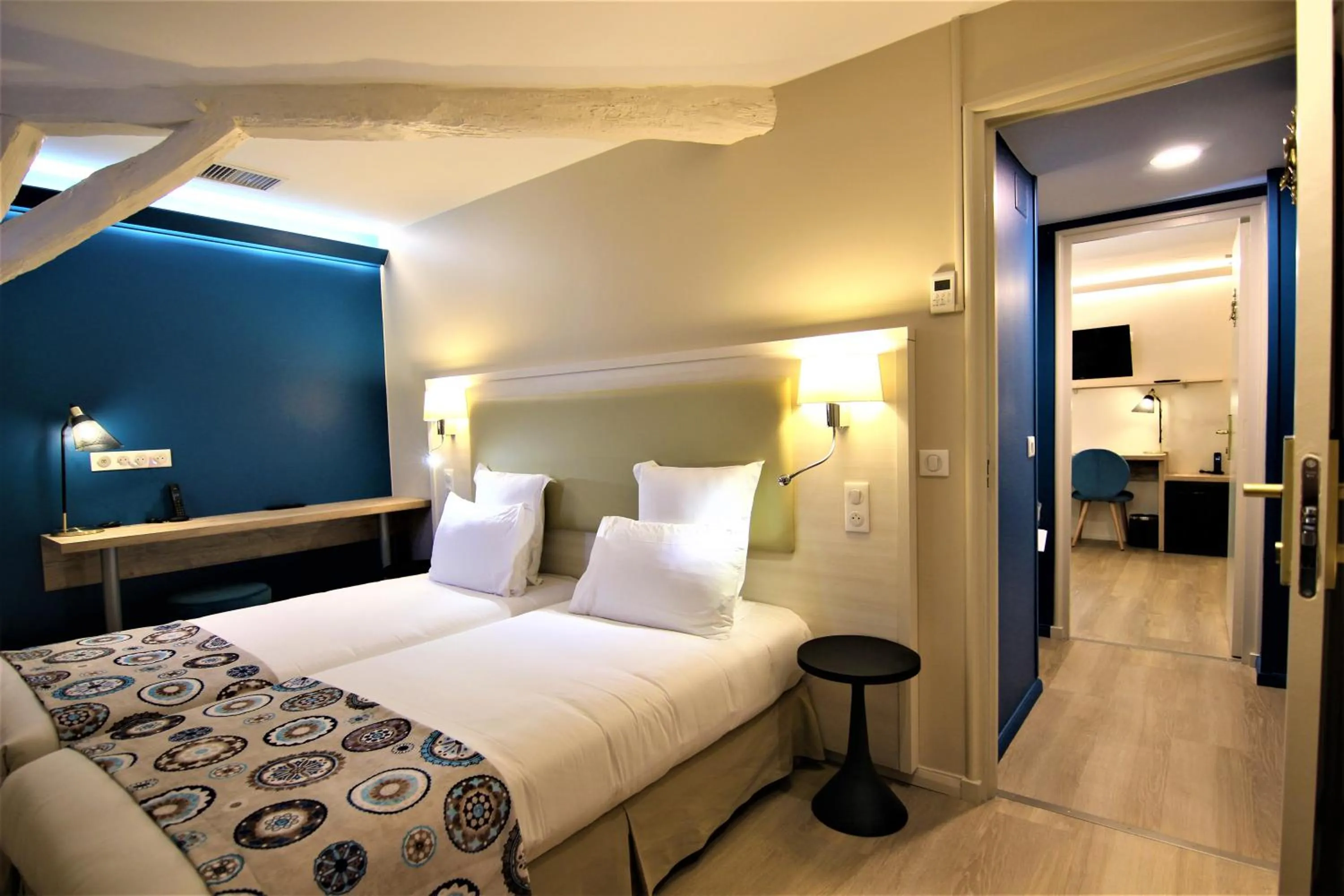 Photo of the whole room, Bed in Hôtel Montaigne