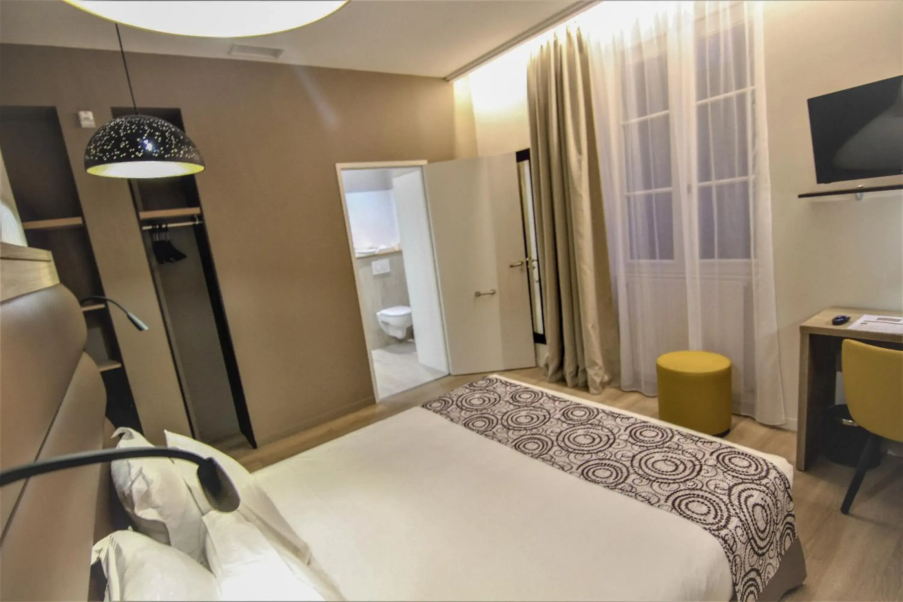 Queen Room - Disability Access in Hôtel Montaigne Queen Room - Disability Access in Hôtel Montaigne