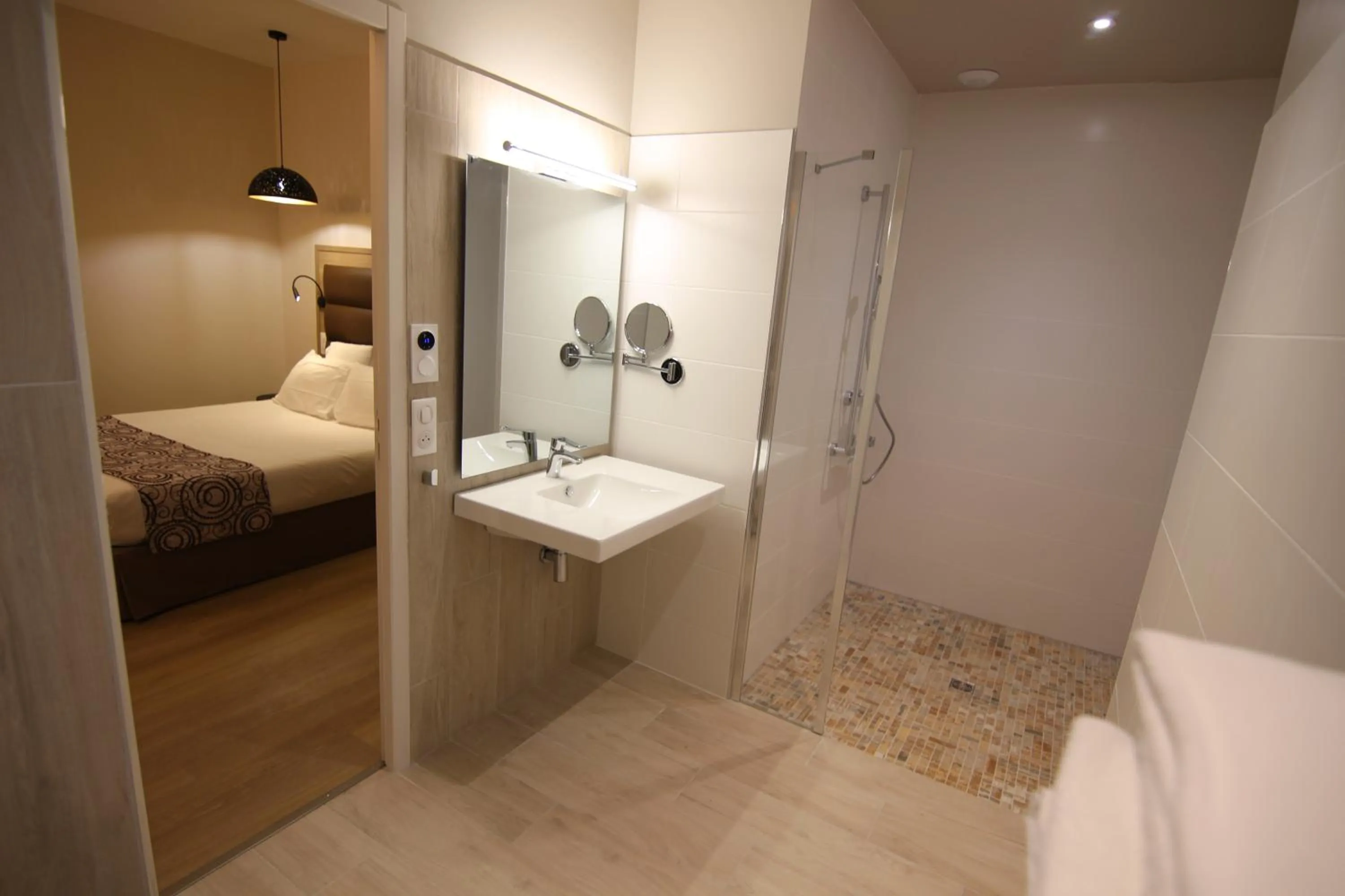 Shower, Bed in Hôtel Montaigne