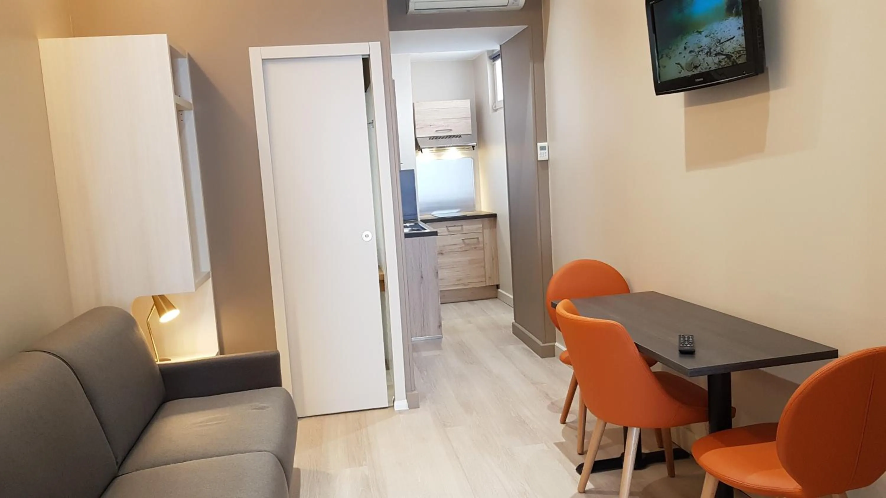 Kitchen or kitchenette in Hôtel Montaigne