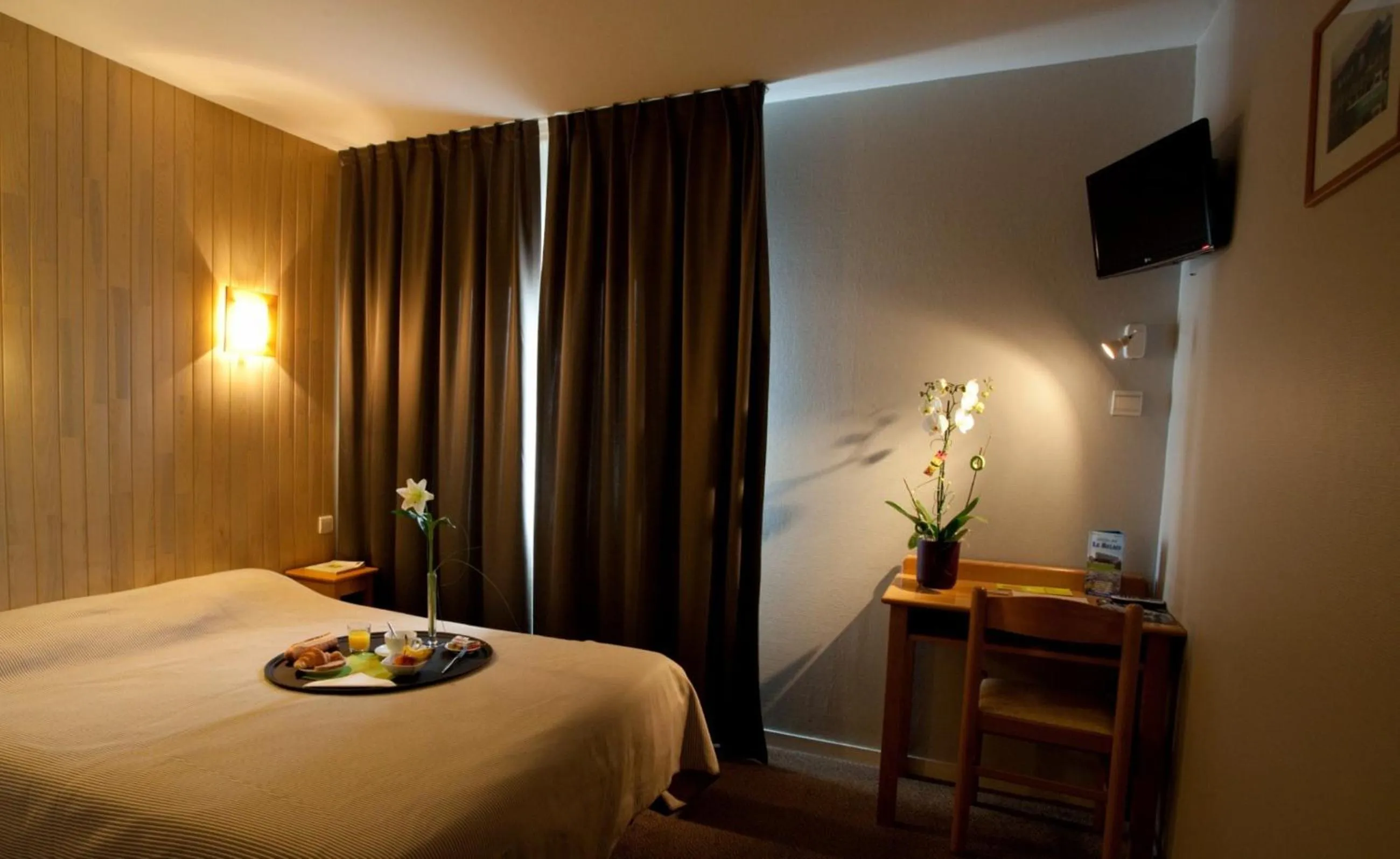 Photo of the whole room, Bed in Logis Hôtel Le Relais