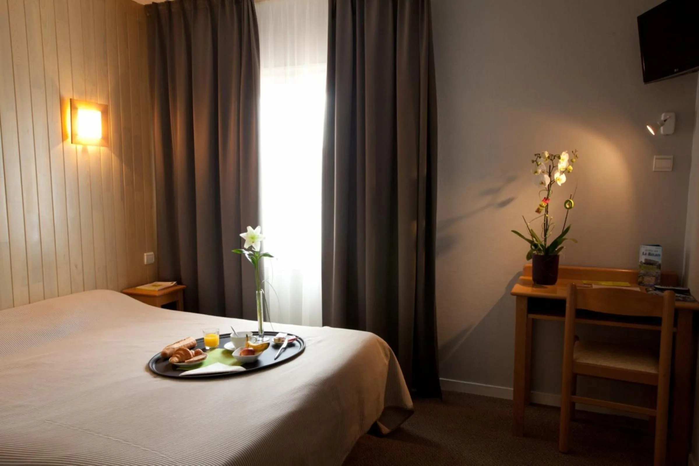 Photo of the whole room, Bed in Logis Hôtel Le Relais