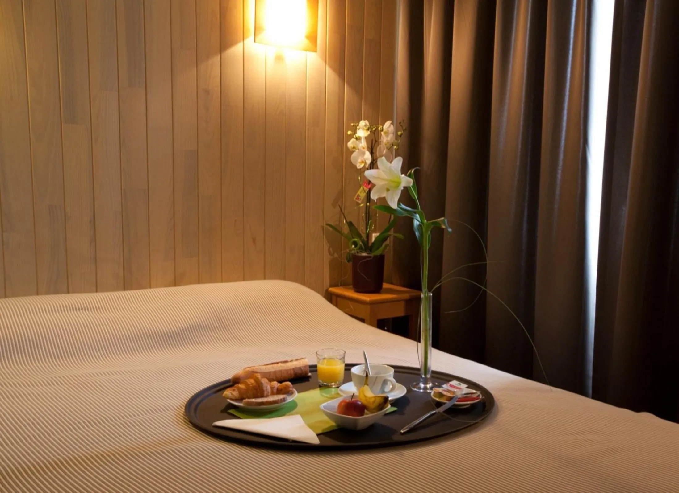 Food and drinks, Bed in Logis Hôtel Le Relais