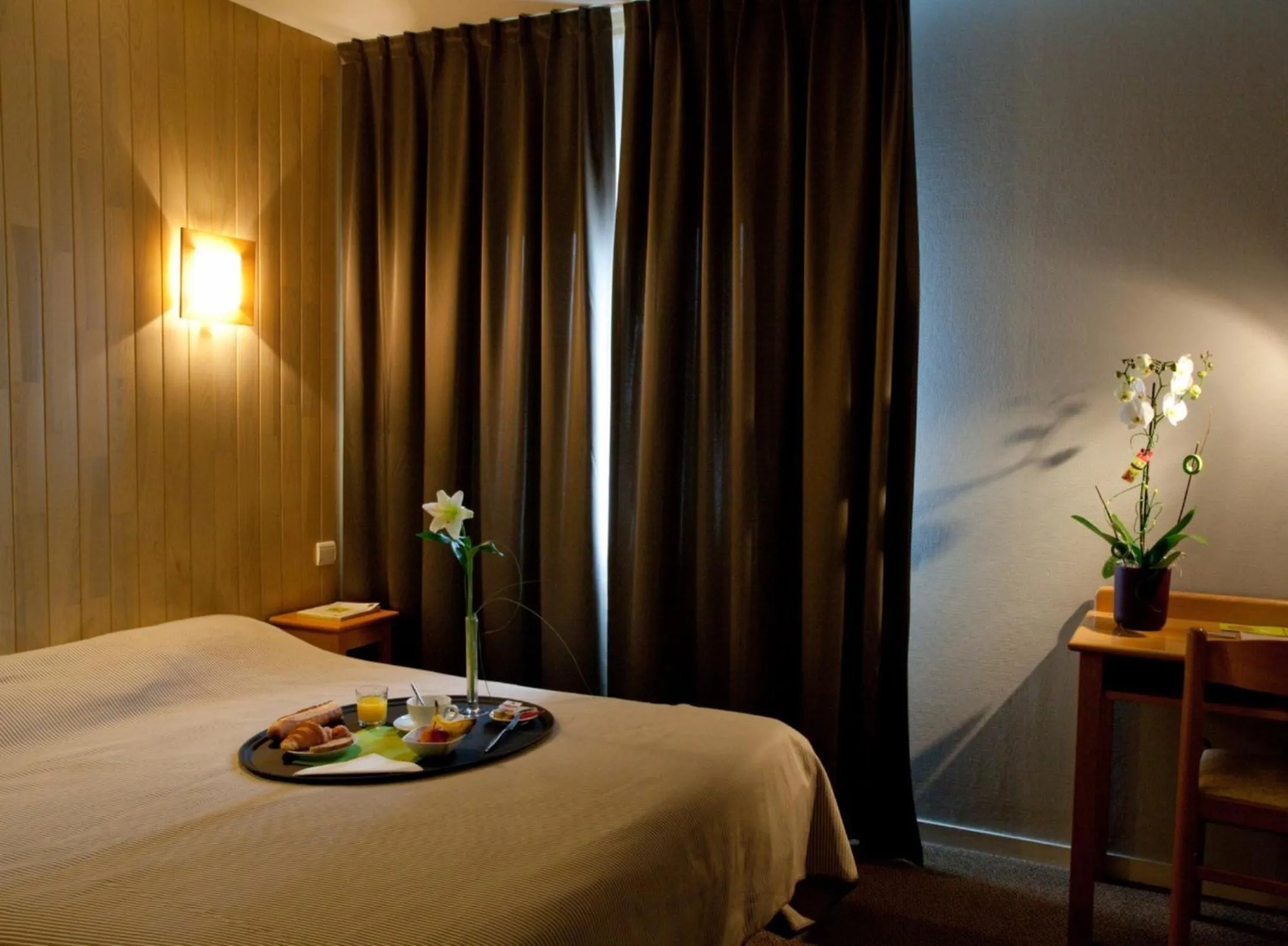 Photo of the whole room, Bed in Logis Hôtel Le Relais