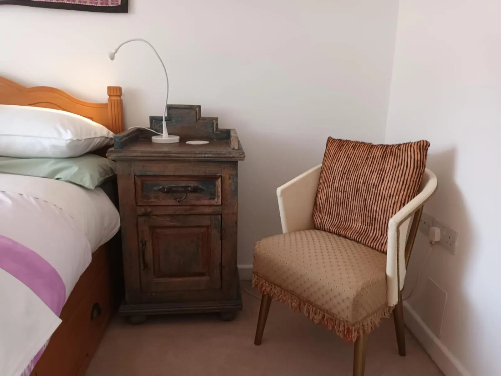 Seating area, Bed in Chez Jo