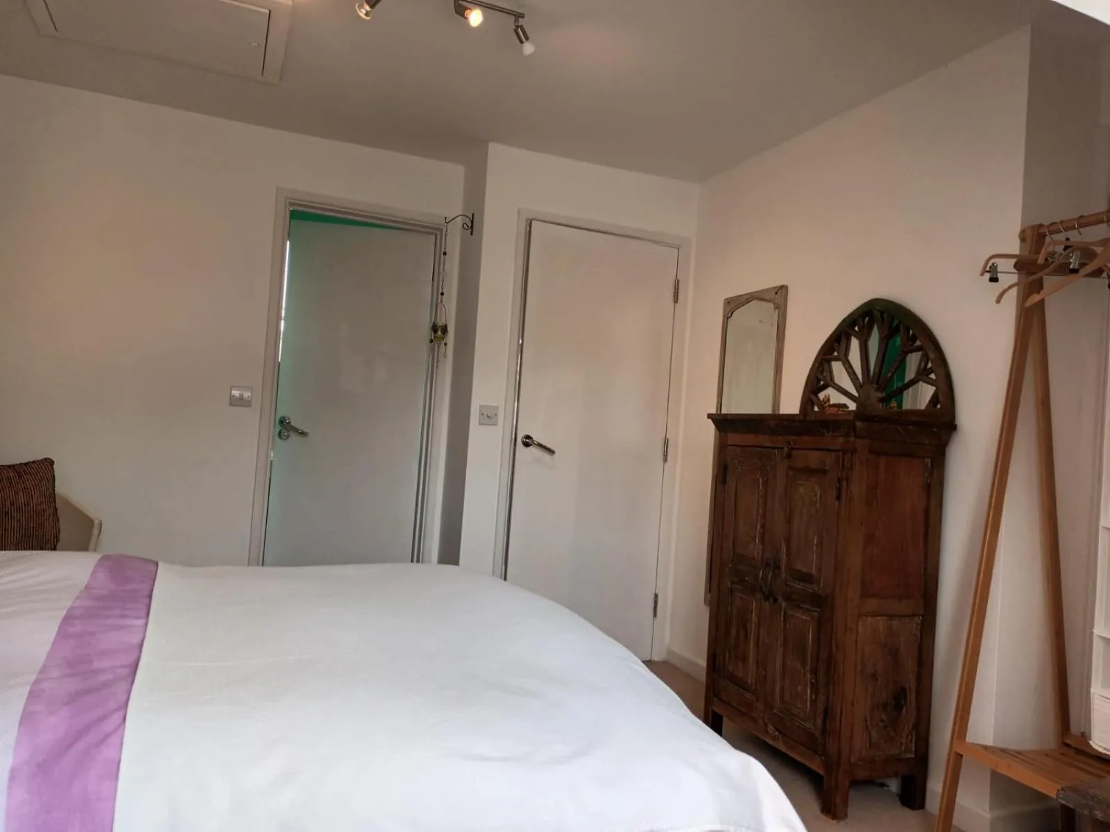 Photo of the whole room, Bed in Chez Jo