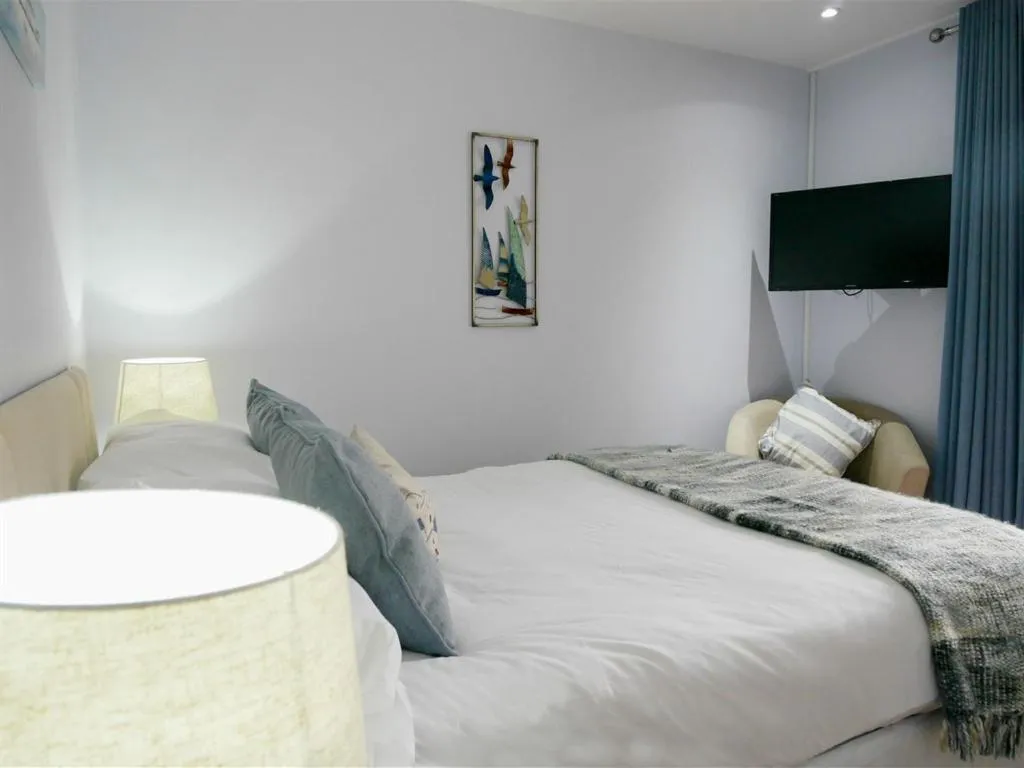 Bedroom, Bed in Norton House Hotel - Mumbles