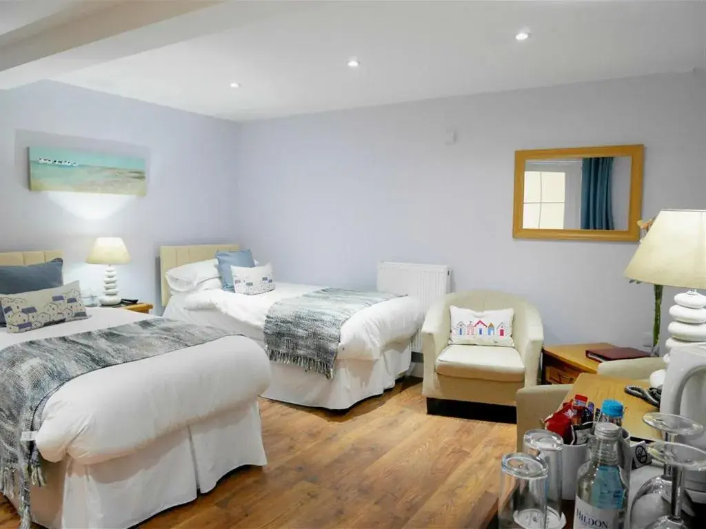Standard Twin Room in Norton House Hotel - Mumbles Standard Twin Room in Norton House Hotel - Mumbles