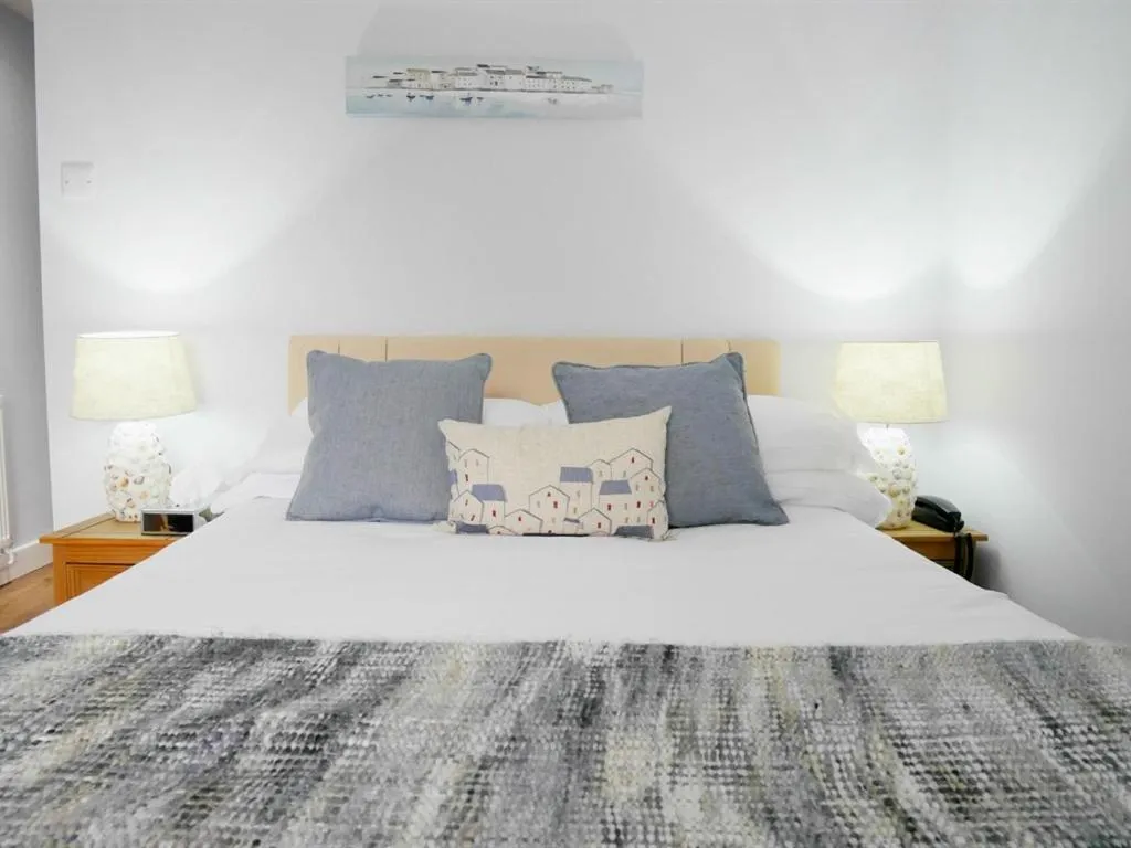 Bedroom, Bed in Norton House Hotel - Mumbles