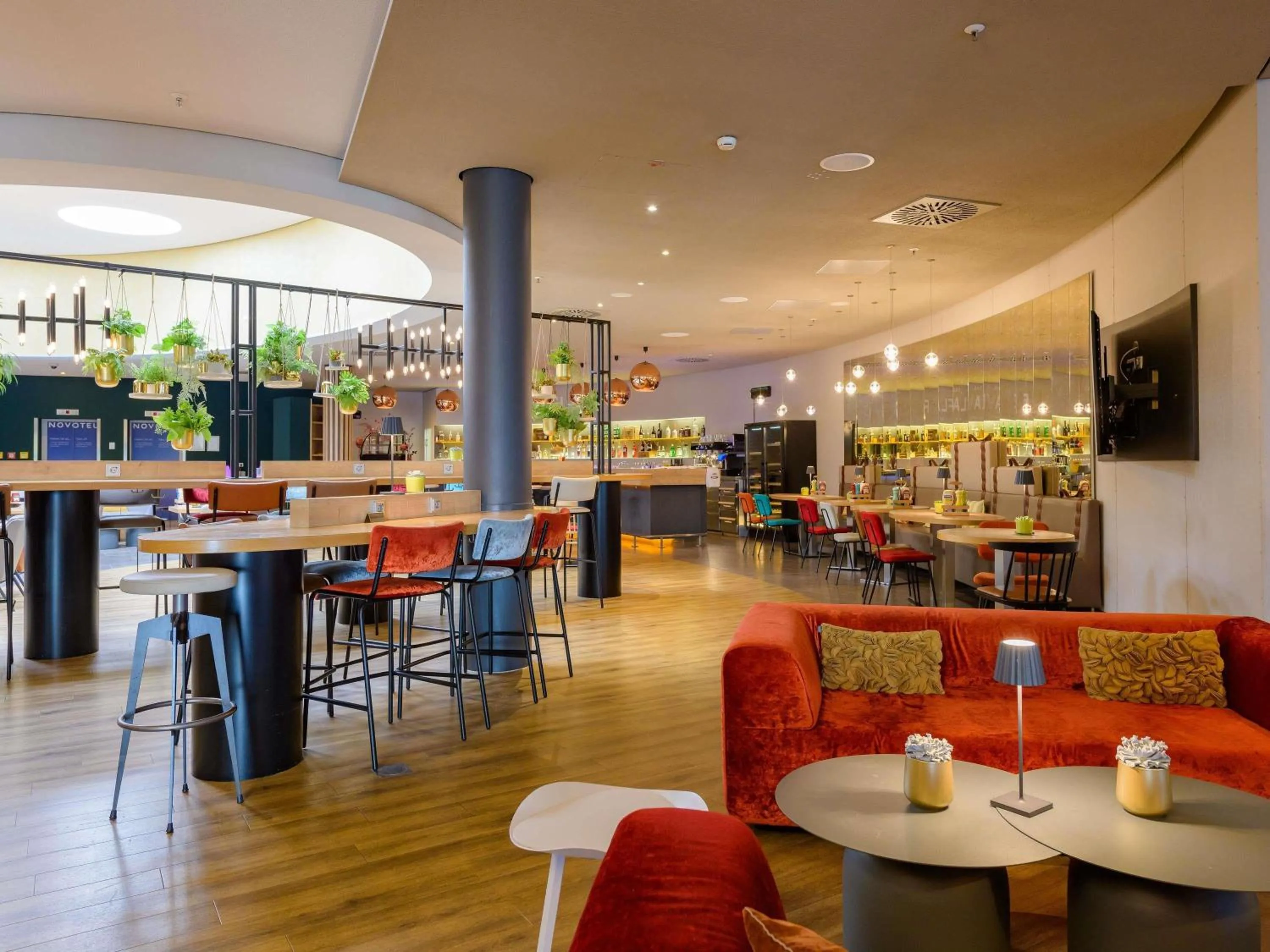 Lounge or bar in Novotel München Airport