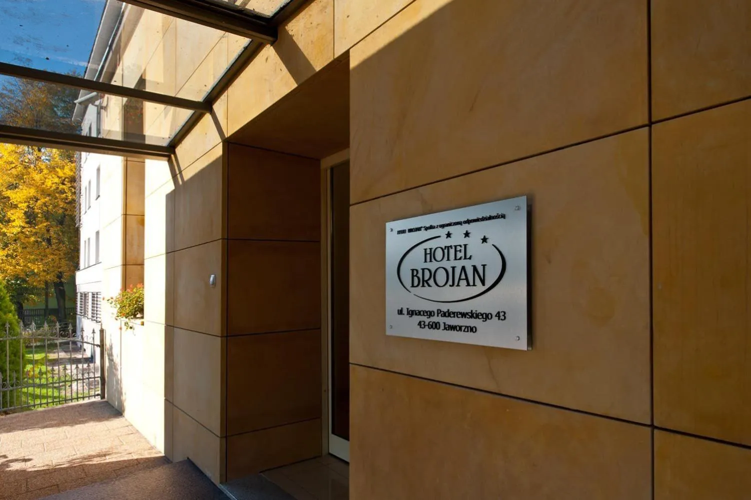 Facade/entrance in Brojan