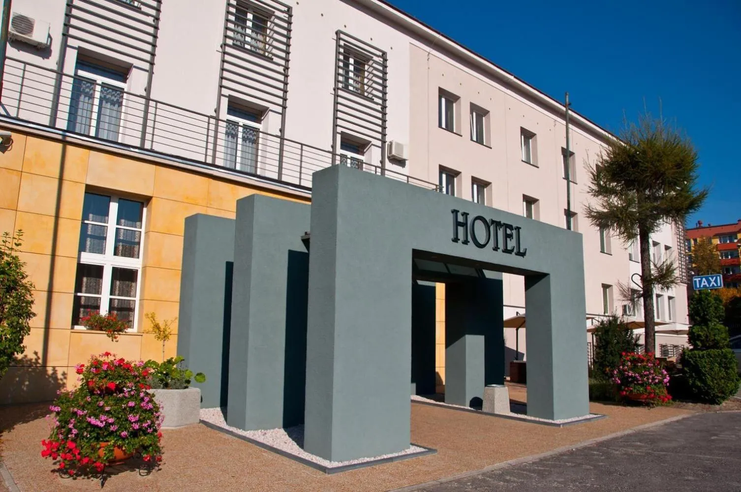 Facade/entrance in Brojan