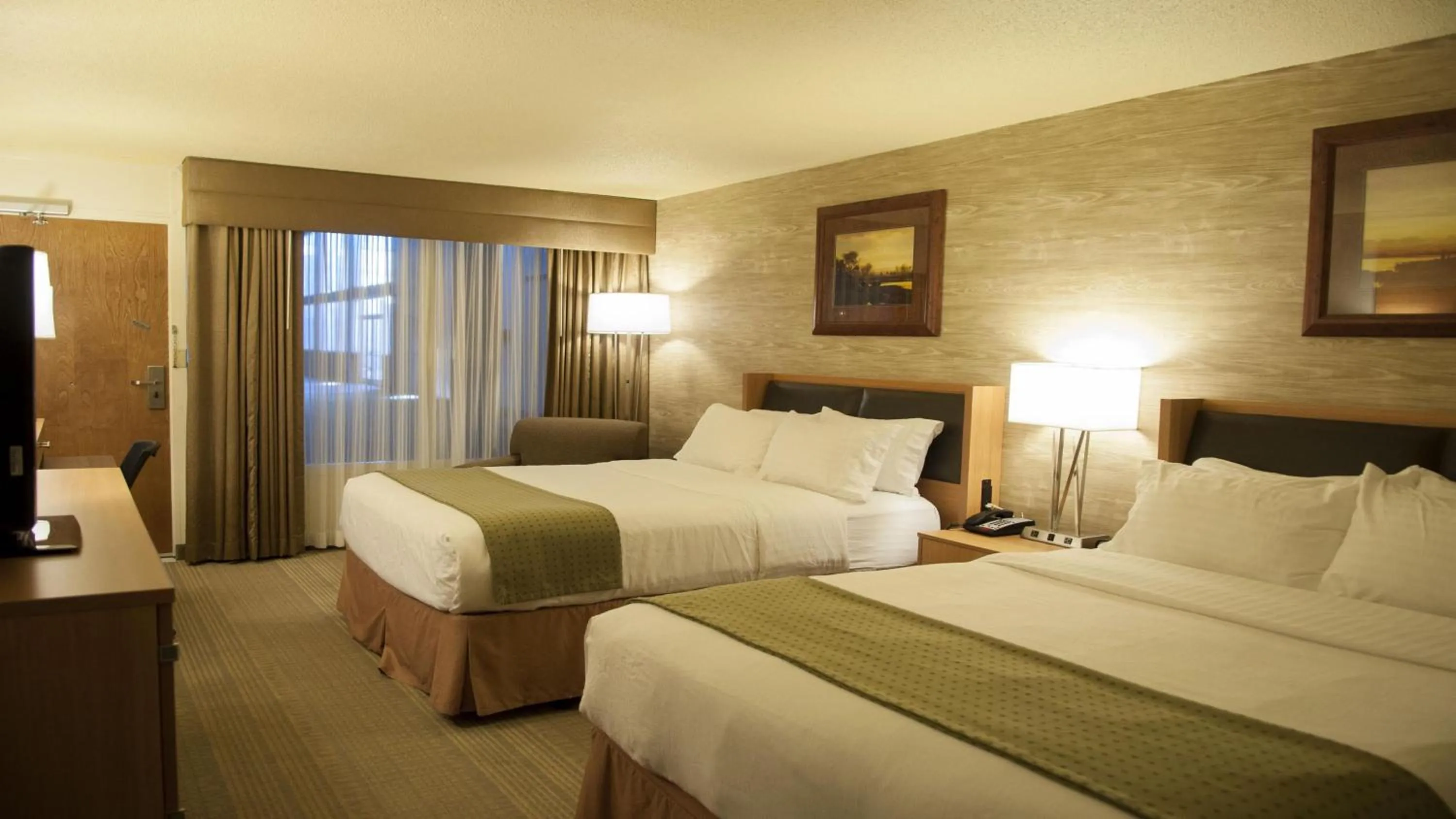 Photo of the whole room, Bed in Holiday Inn Spearfish-Convention Center by IHG