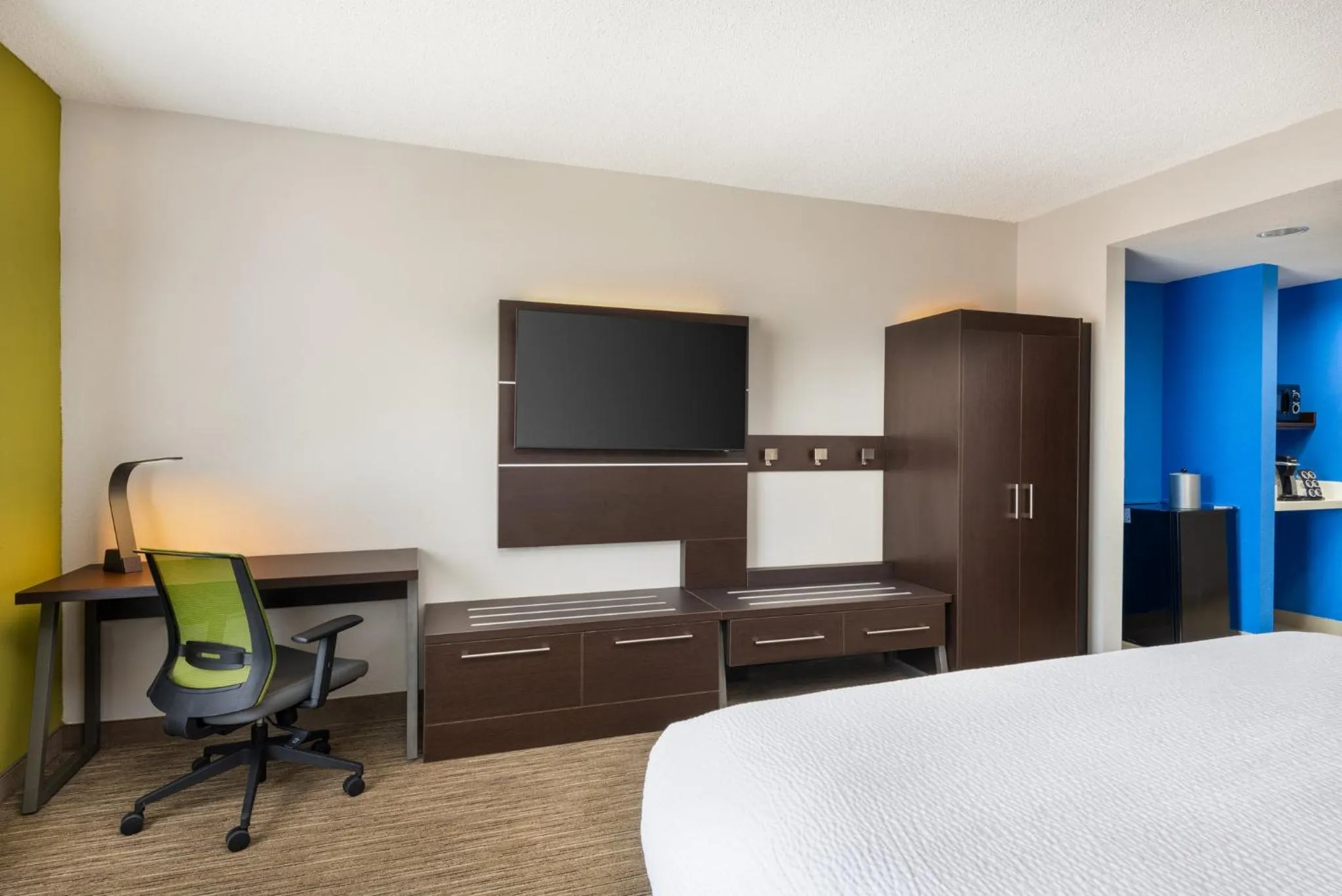 Photo of the whole room, Bed in Holiday Inn Express & Suites Spring Hill by IHG