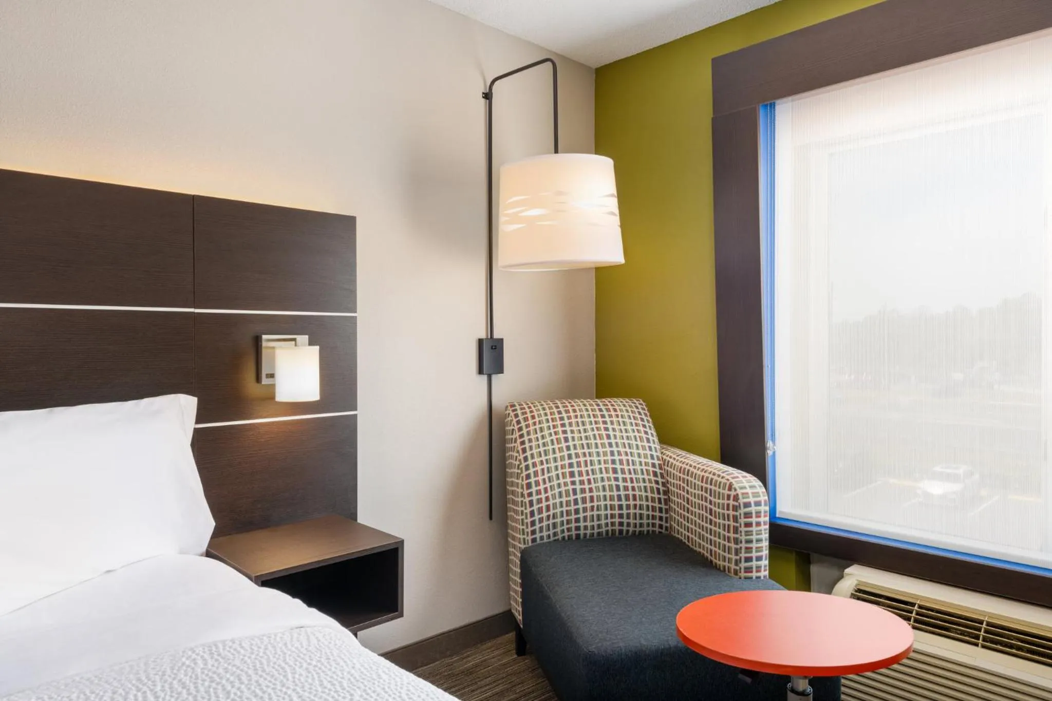 Photo of the whole room, Bed in Holiday Inn Express & Suites Spring Hill by IHG