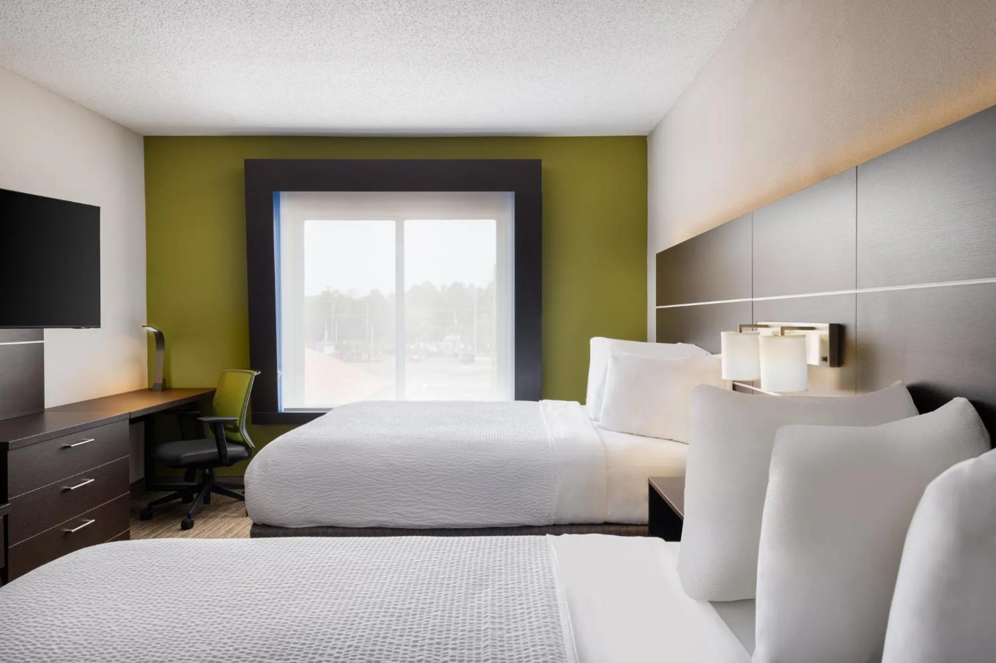 Photo of the whole room, Bed in Holiday Inn Express & Suites Spring Hill by IHG