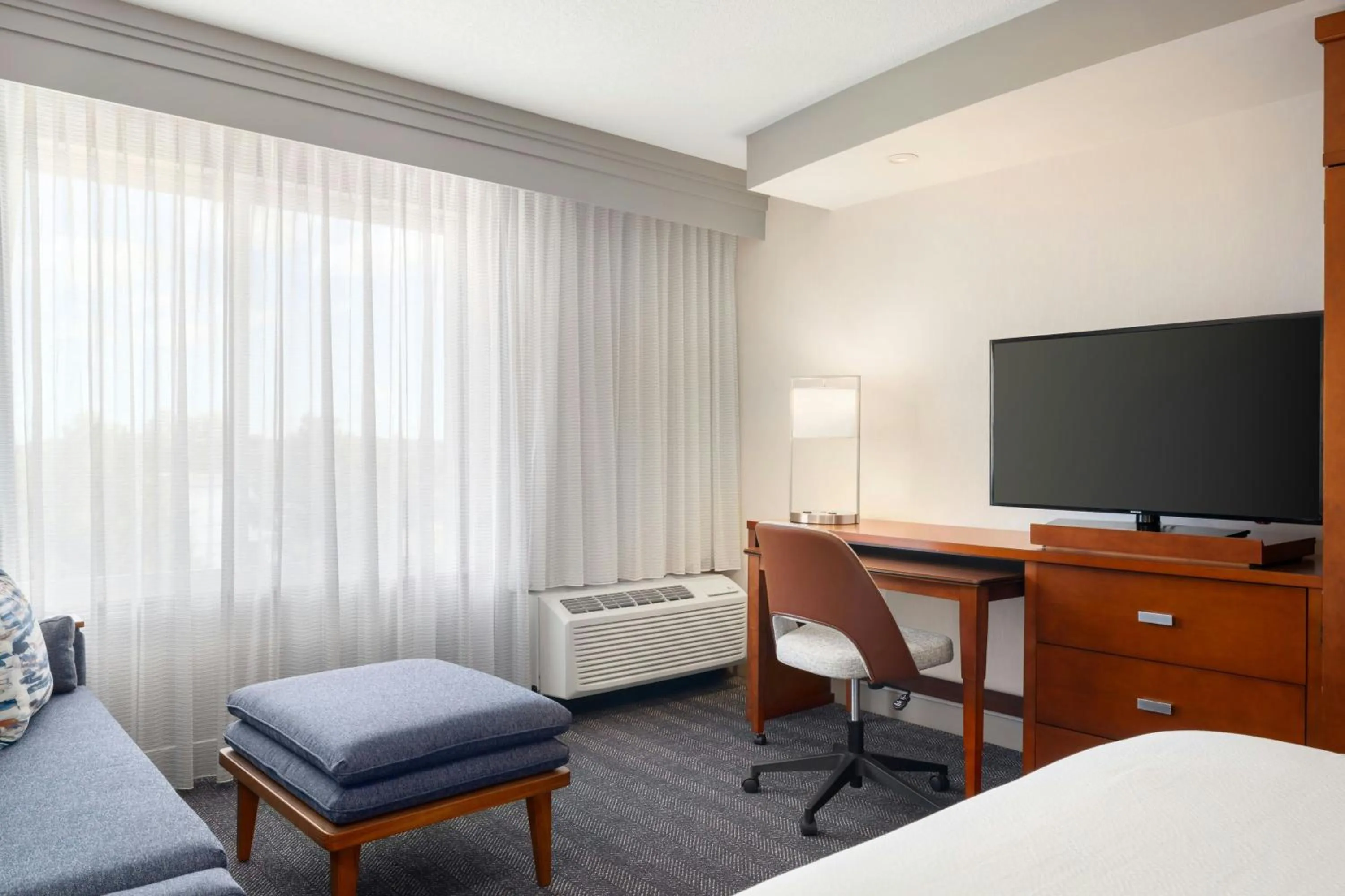 Photo of the whole room in Courtyard Des Moines Ankeny