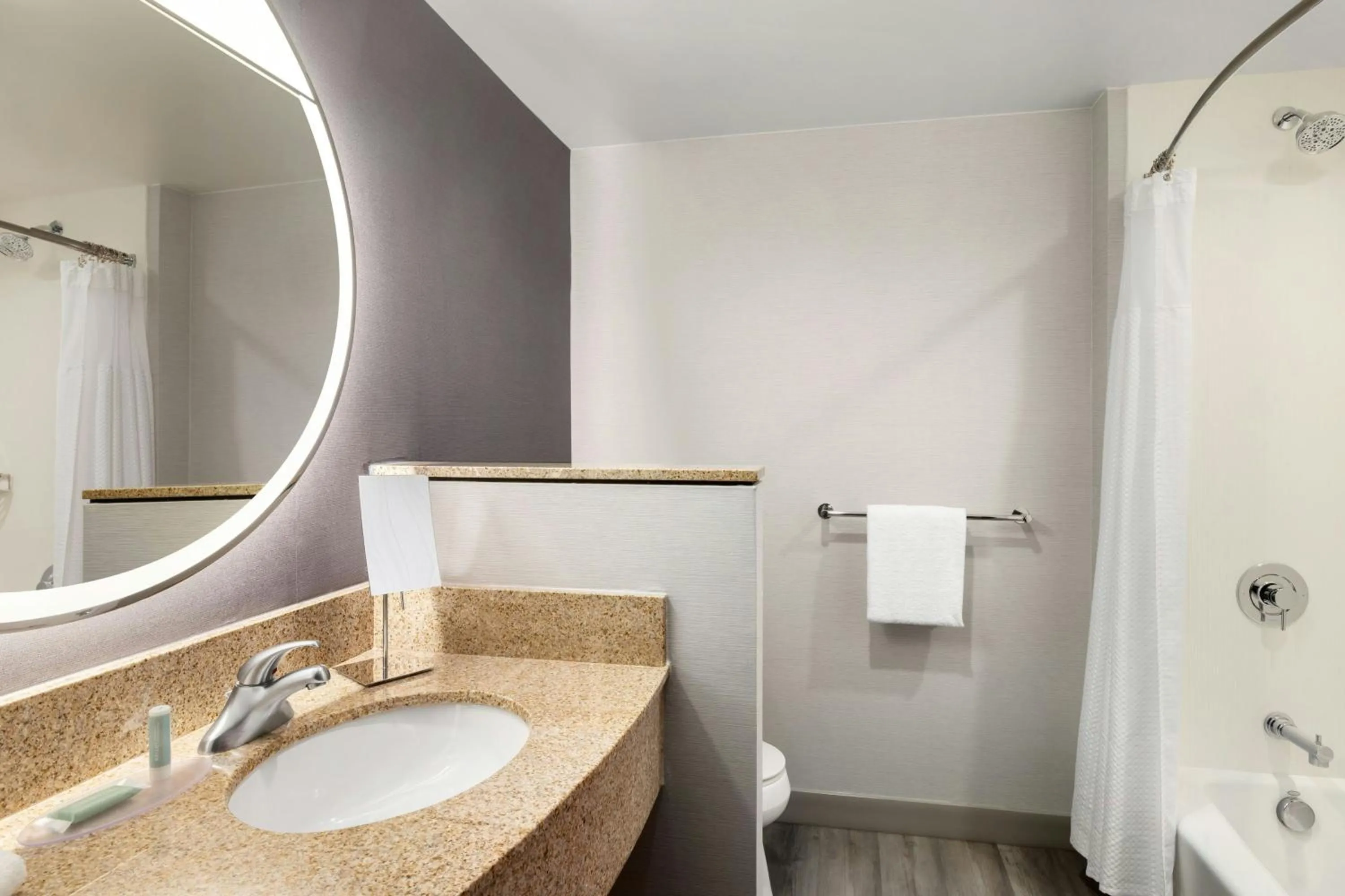 Bathroom in Courtyard Des Moines Ankeny