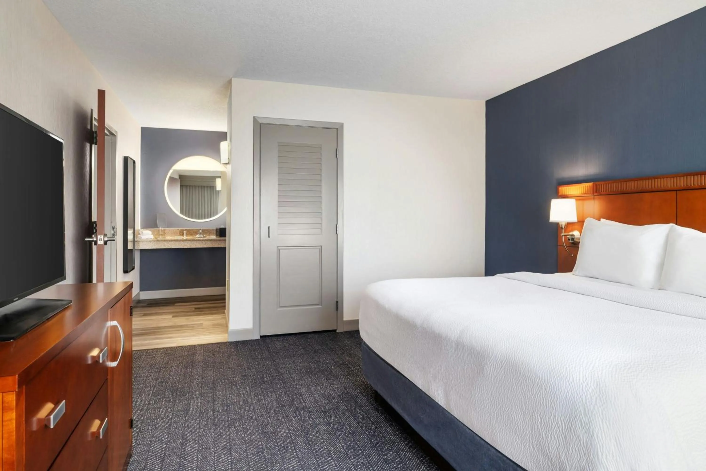 Bedroom, Bed in Courtyard Des Moines Ankeny