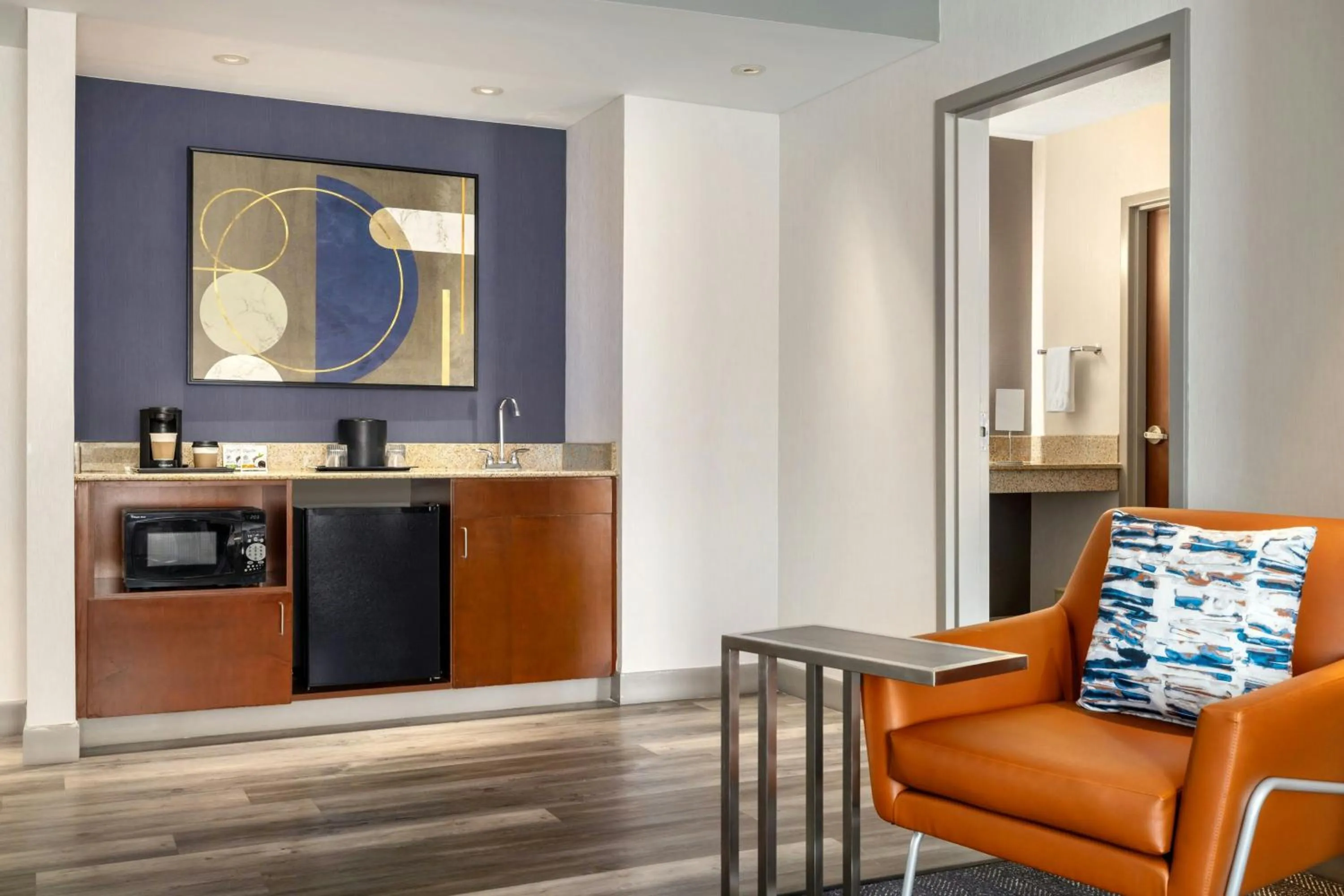 Kitchen or kitchenette in Courtyard Des Moines Ankeny