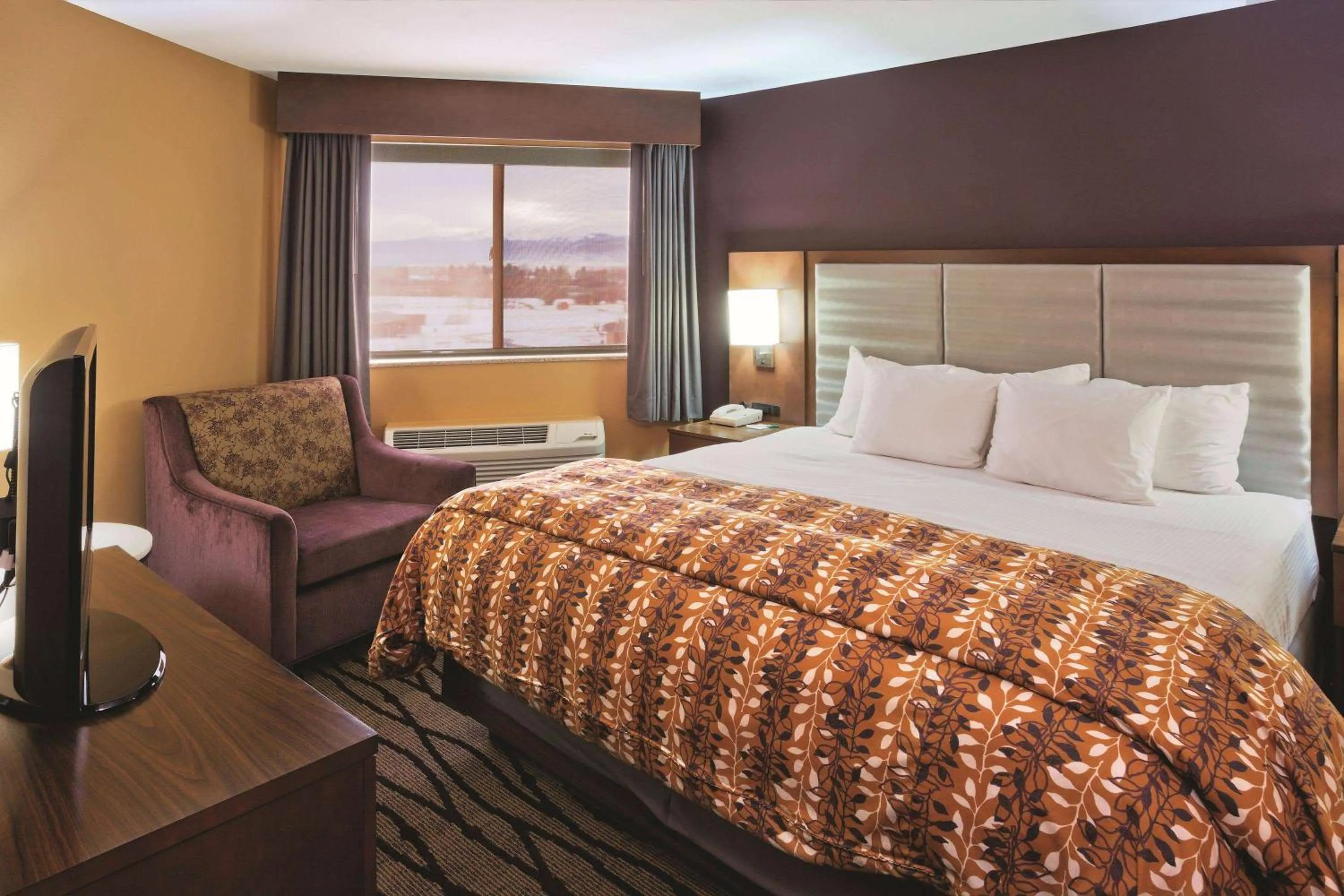 Photo of the whole room, Bed in La Quinta by Wyndham Butte