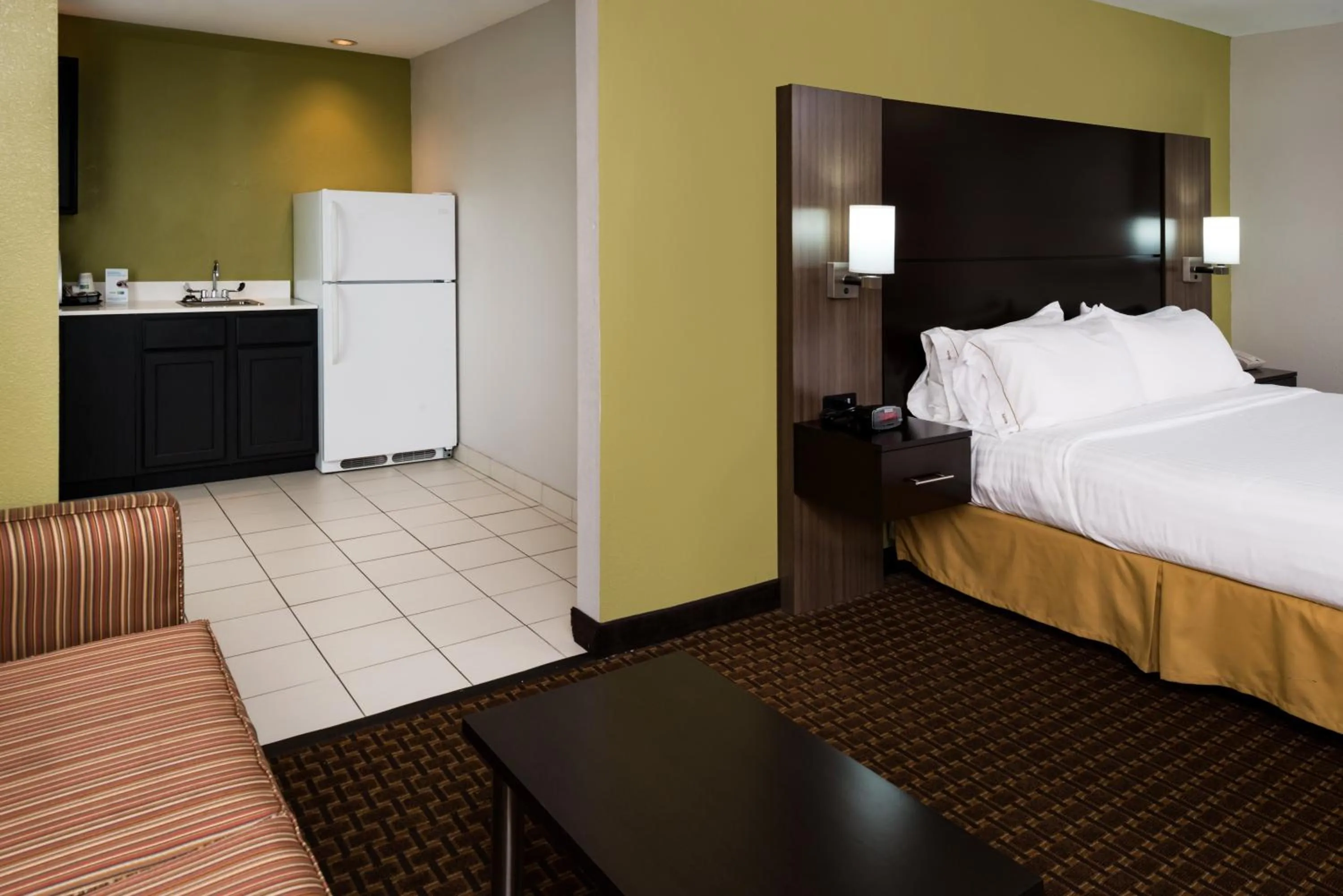 Photo of the whole room, Bed in Holiday Inn Express & Suites Bucyrus by IHG