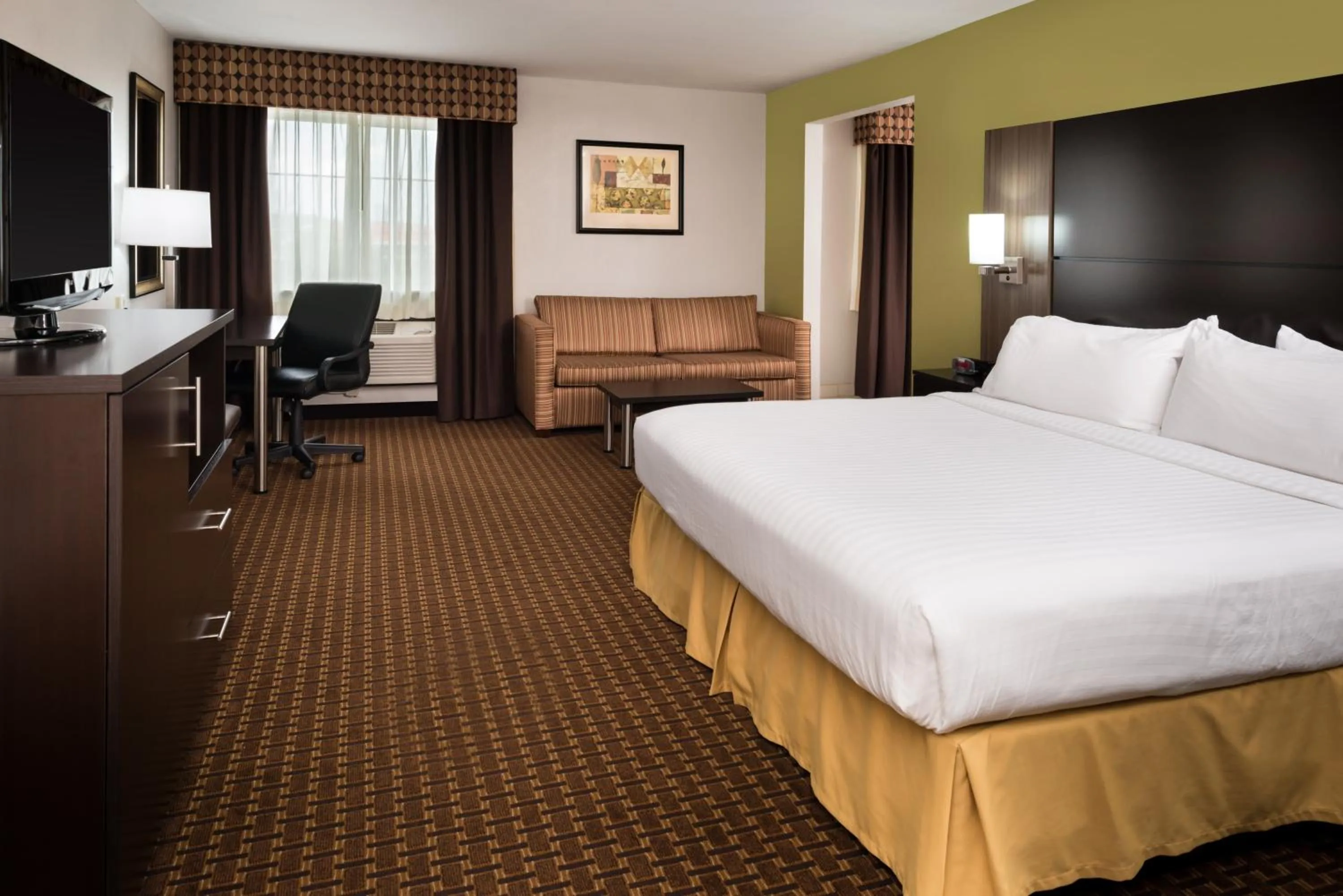 Photo of the whole room, Bed in Holiday Inn Express & Suites Bucyrus by IHG