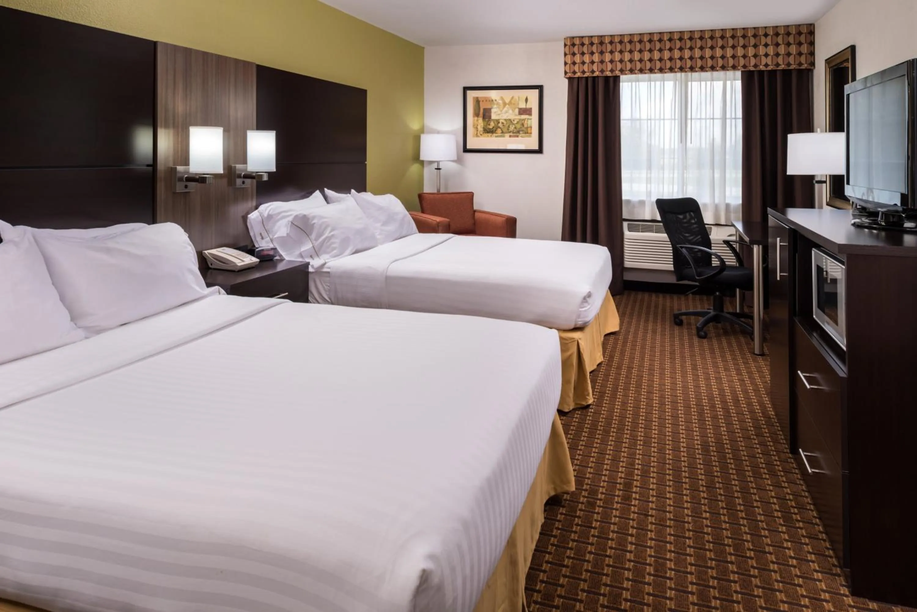 Photo of the whole room, Bed in Holiday Inn Express & Suites Bucyrus by IHG