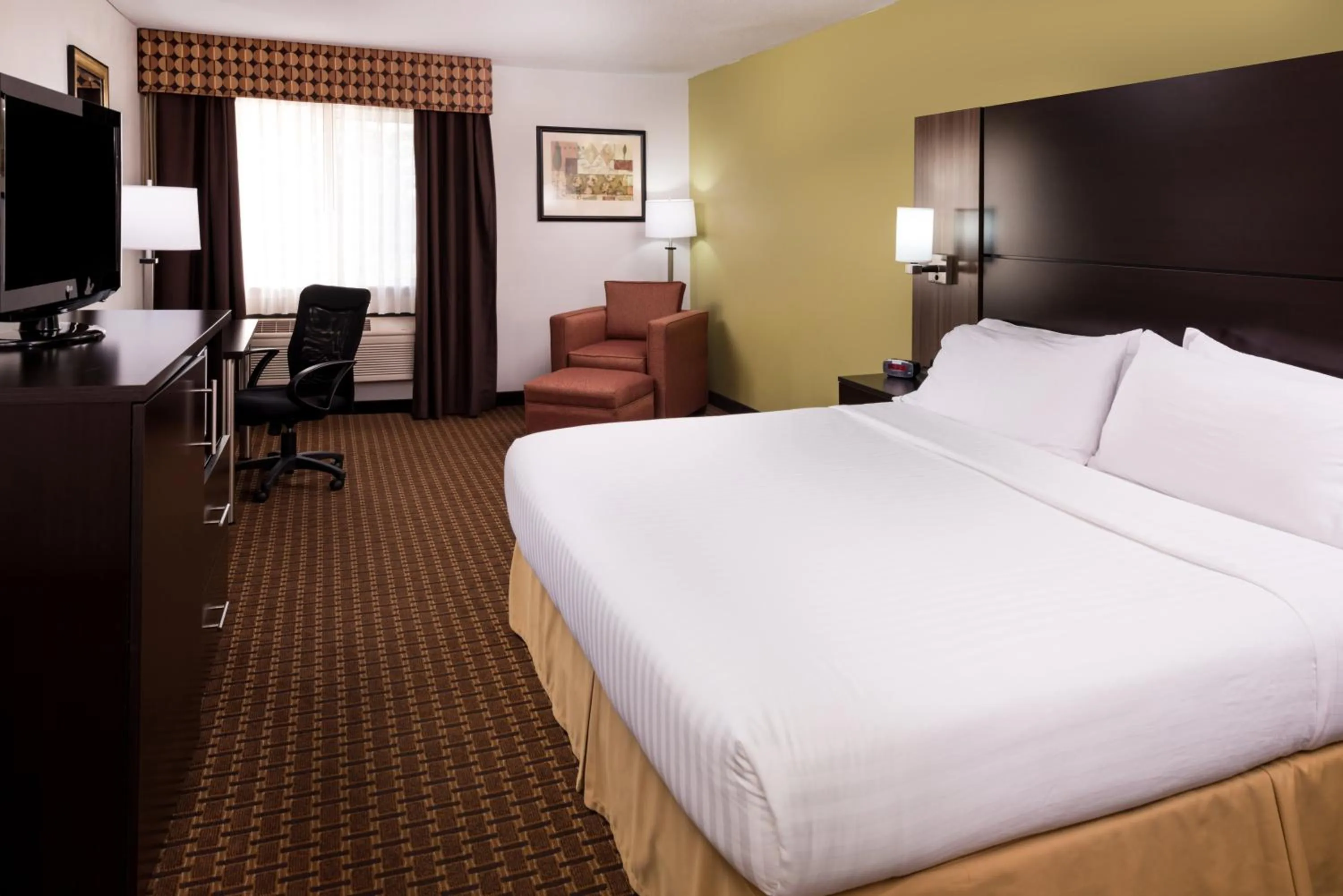 Photo of the whole room, Bed in Holiday Inn Express & Suites Bucyrus by IHG