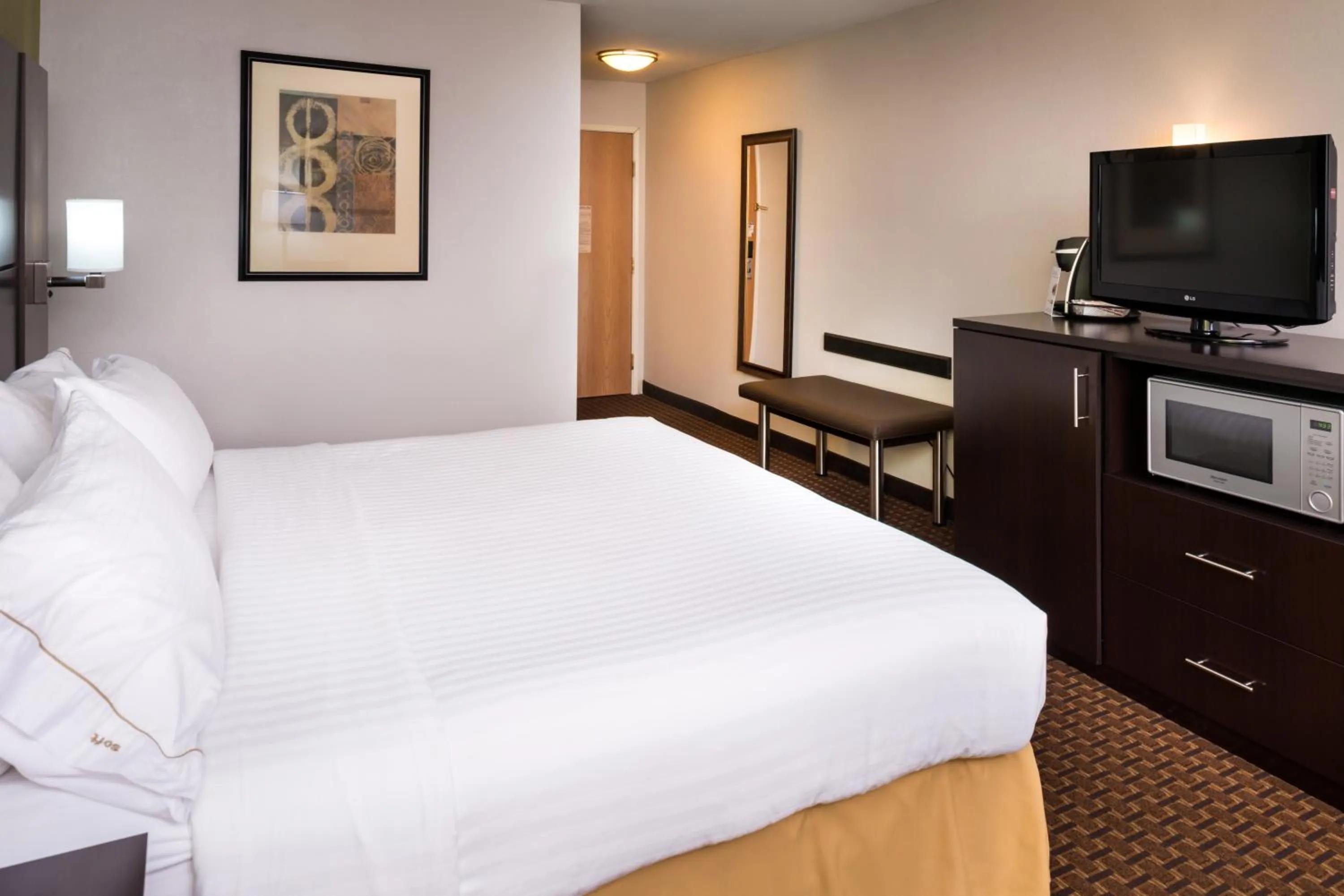 Photo of the whole room, Bed in Holiday Inn Express & Suites Bucyrus by IHG