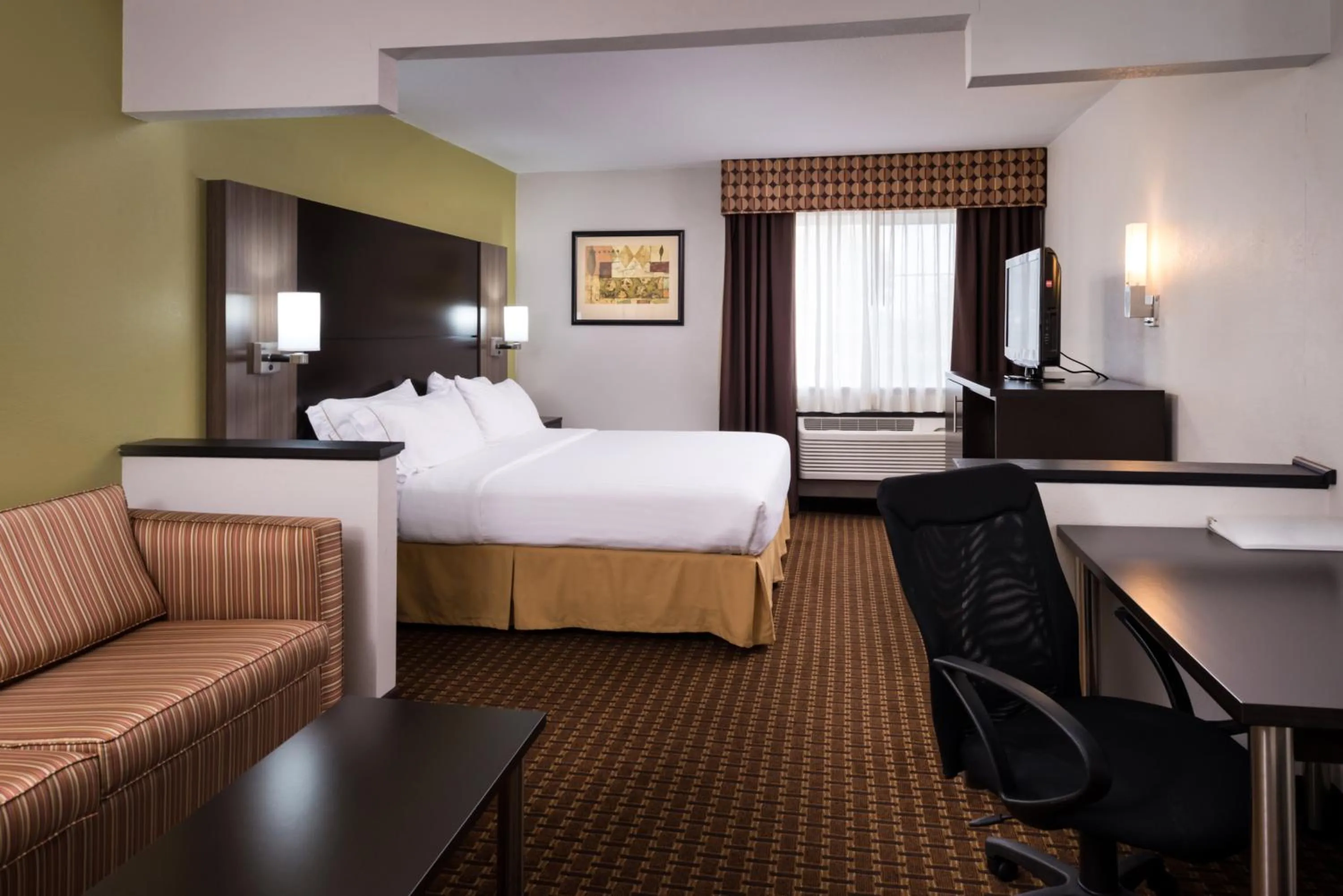 Photo of the whole room, Bed in Holiday Inn Express & Suites Bucyrus by IHG