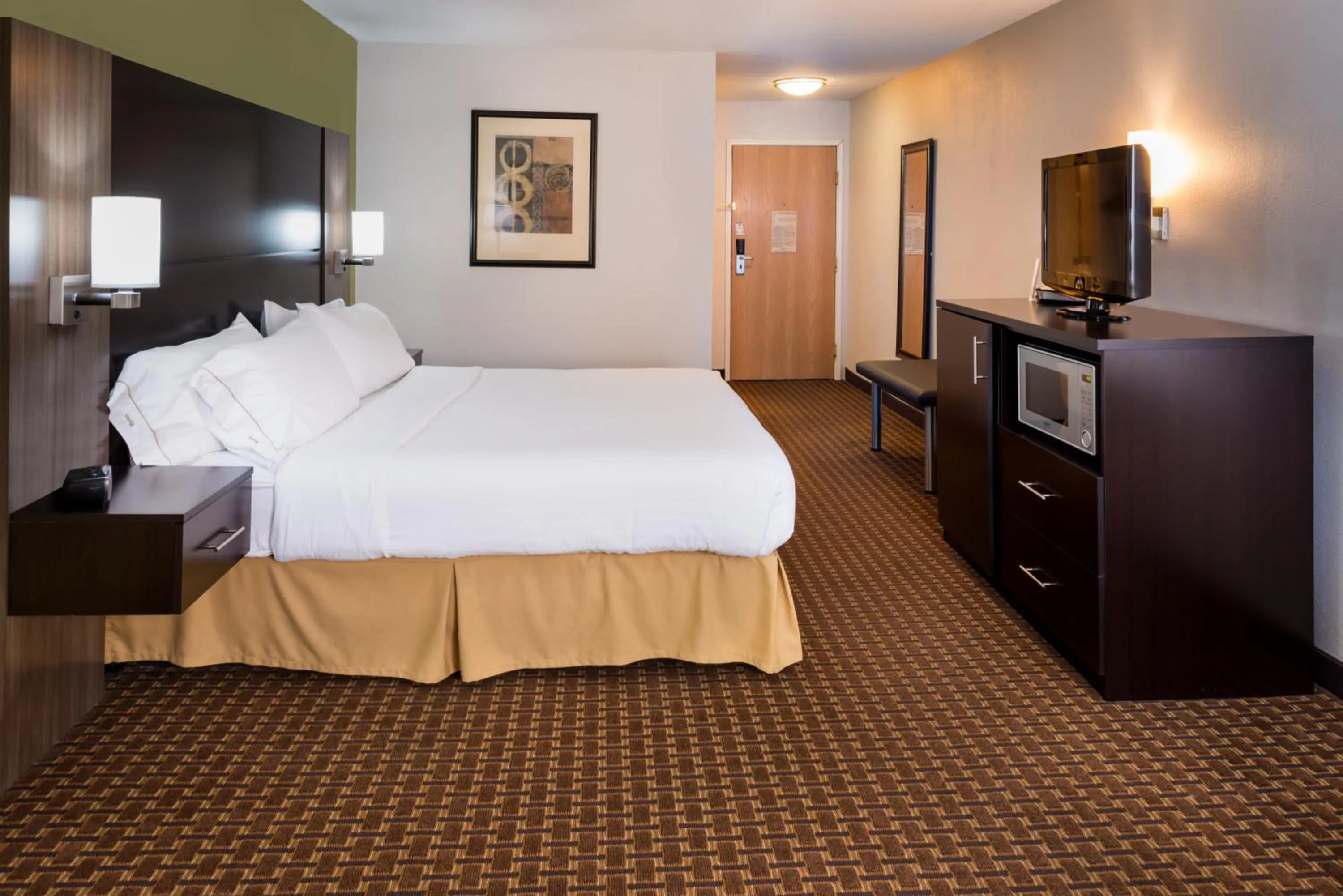 Photo of the whole room, Bed in Holiday Inn Express & Suites Bucyrus by IHG