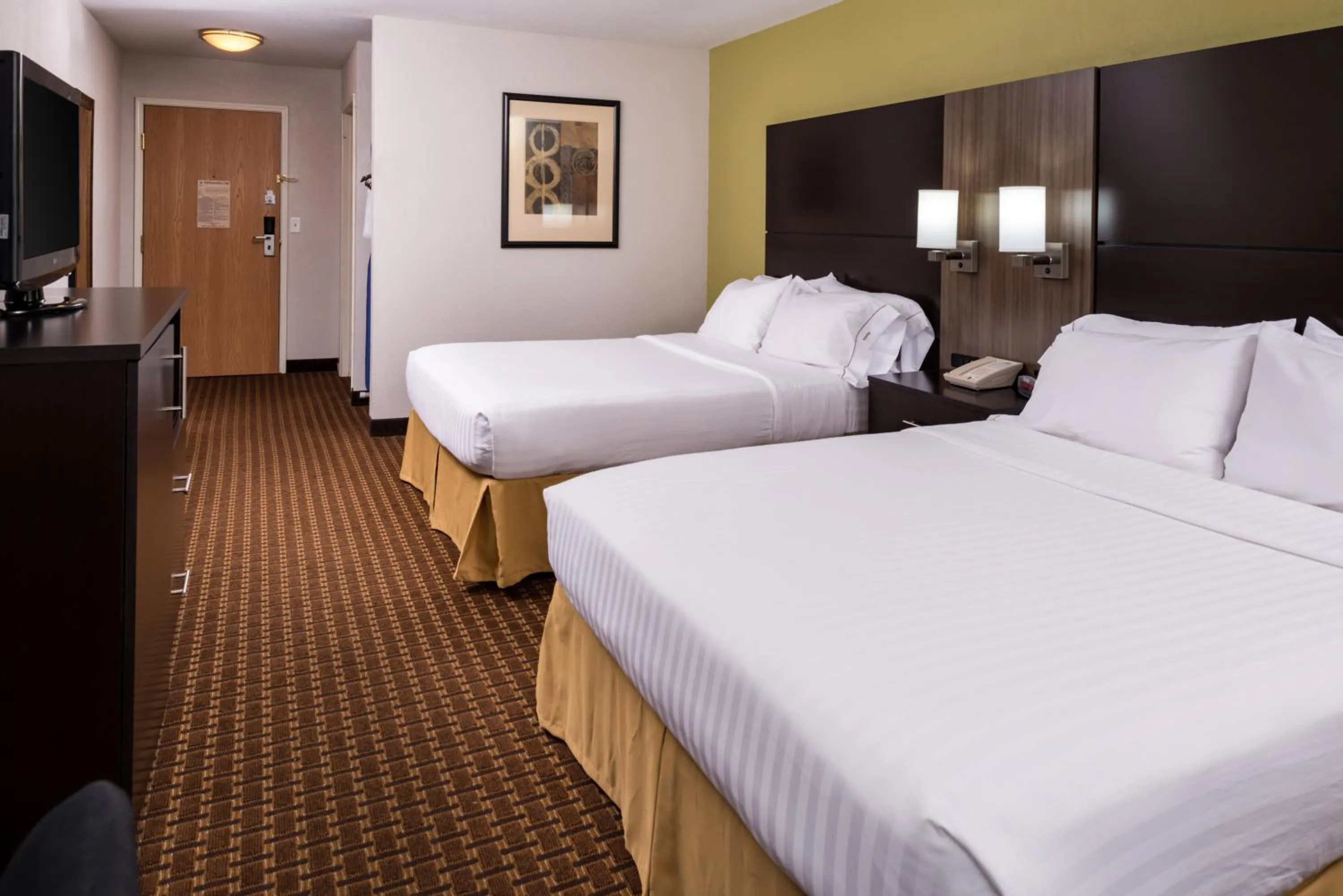 Photo of the whole room, Bed in Holiday Inn Express & Suites Bucyrus by IHG