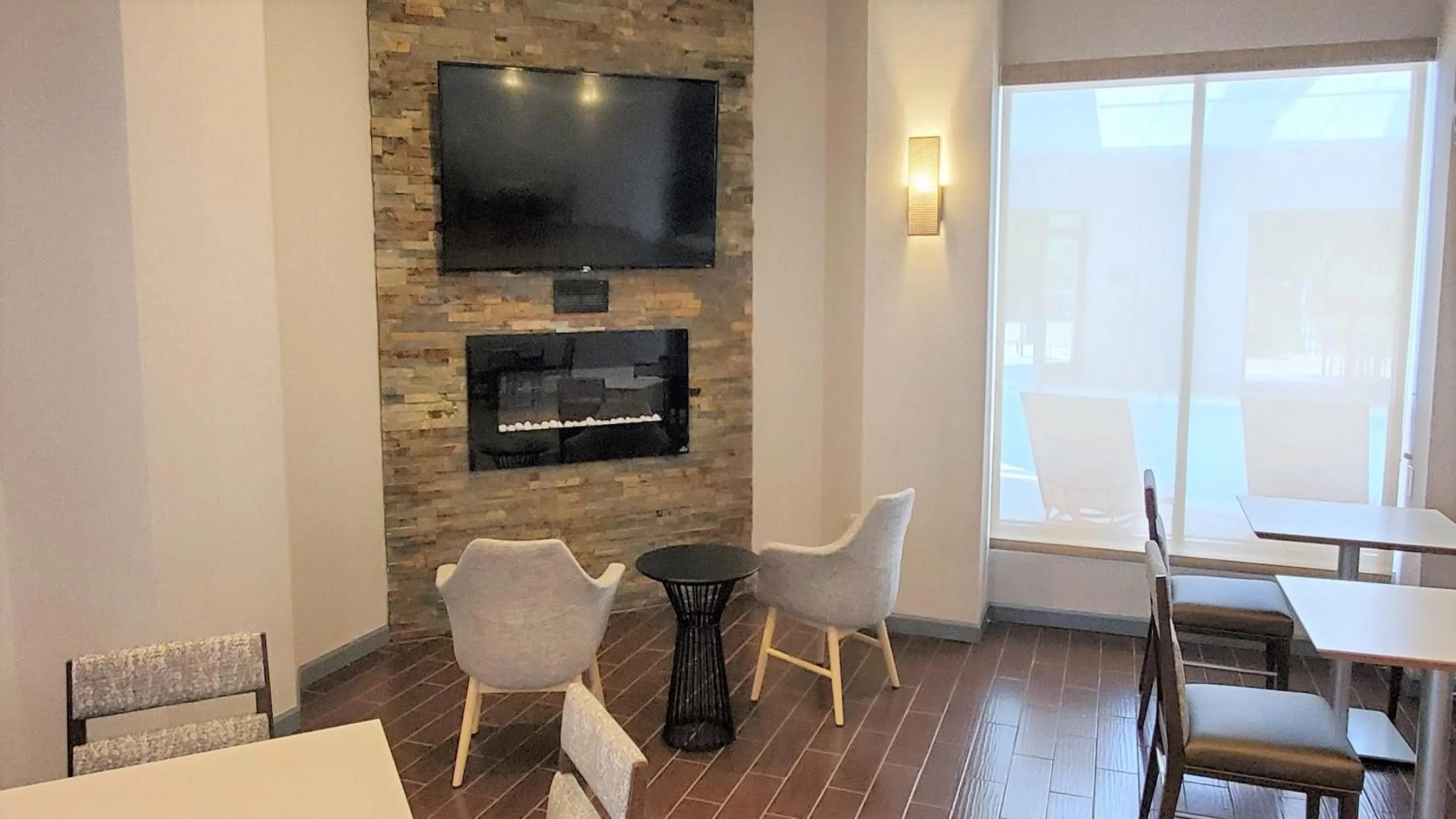 Restaurant/places to eat in Holiday Inn Staunton Conference Center by IHG