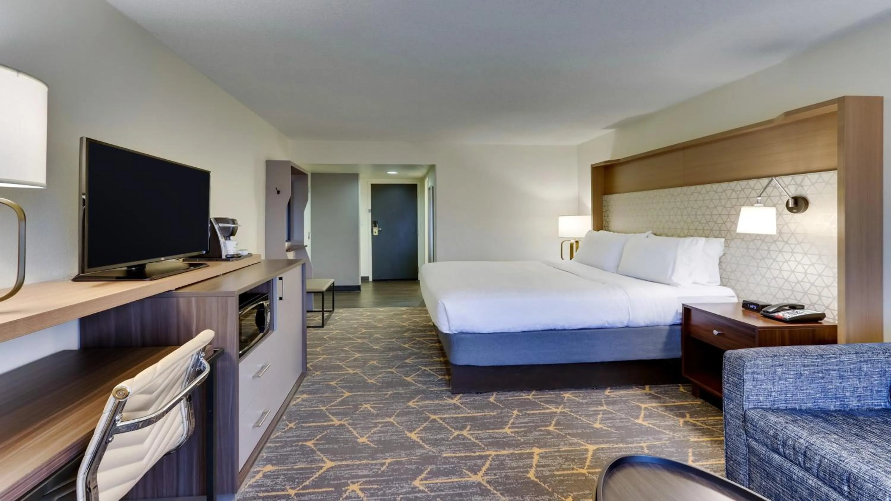 Photo of the whole room, Bed in Holiday Inn Staunton Conference Center by IHG