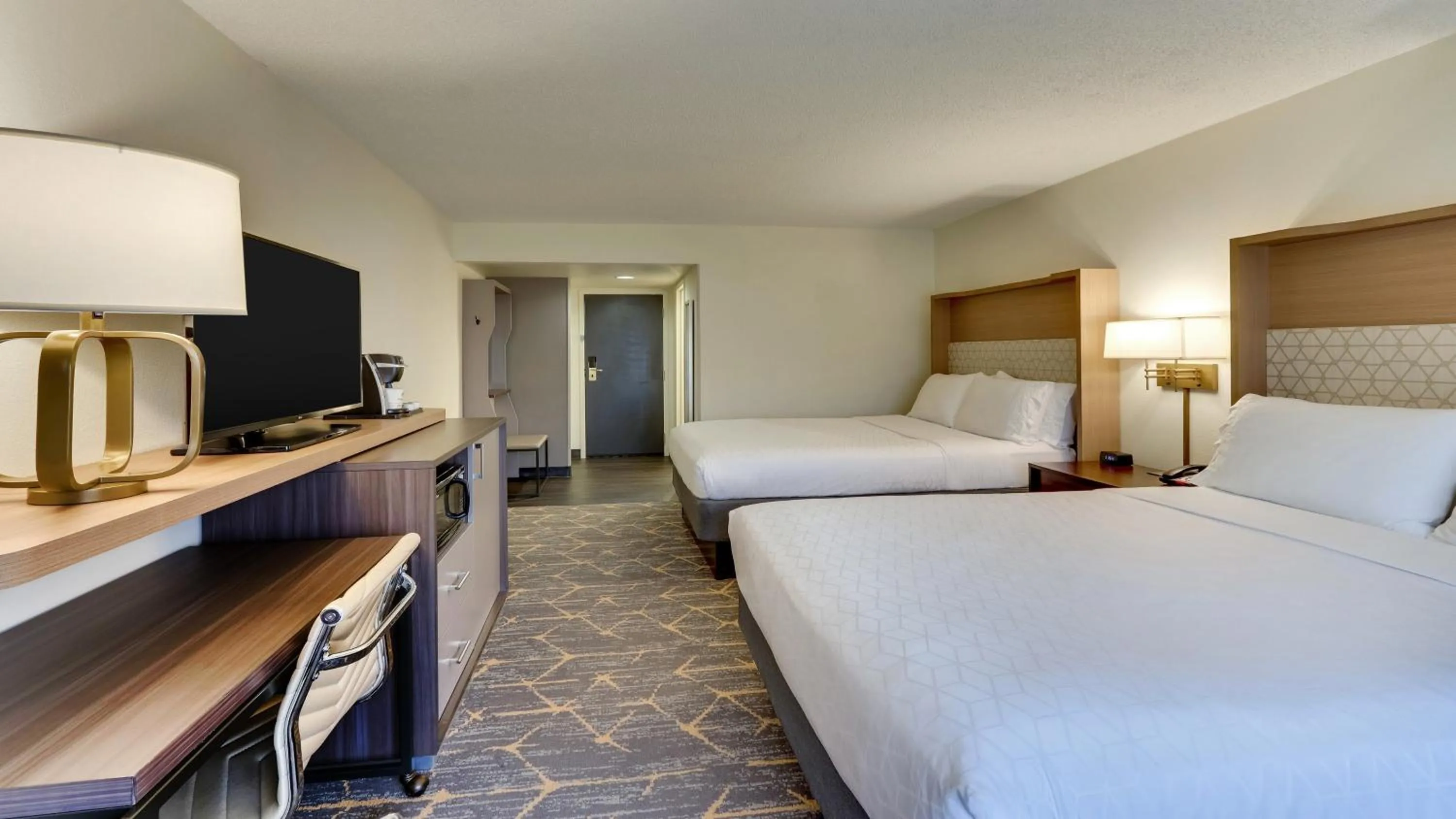 Photo of the whole room, Bed in Holiday Inn Staunton Conference Center by IHG