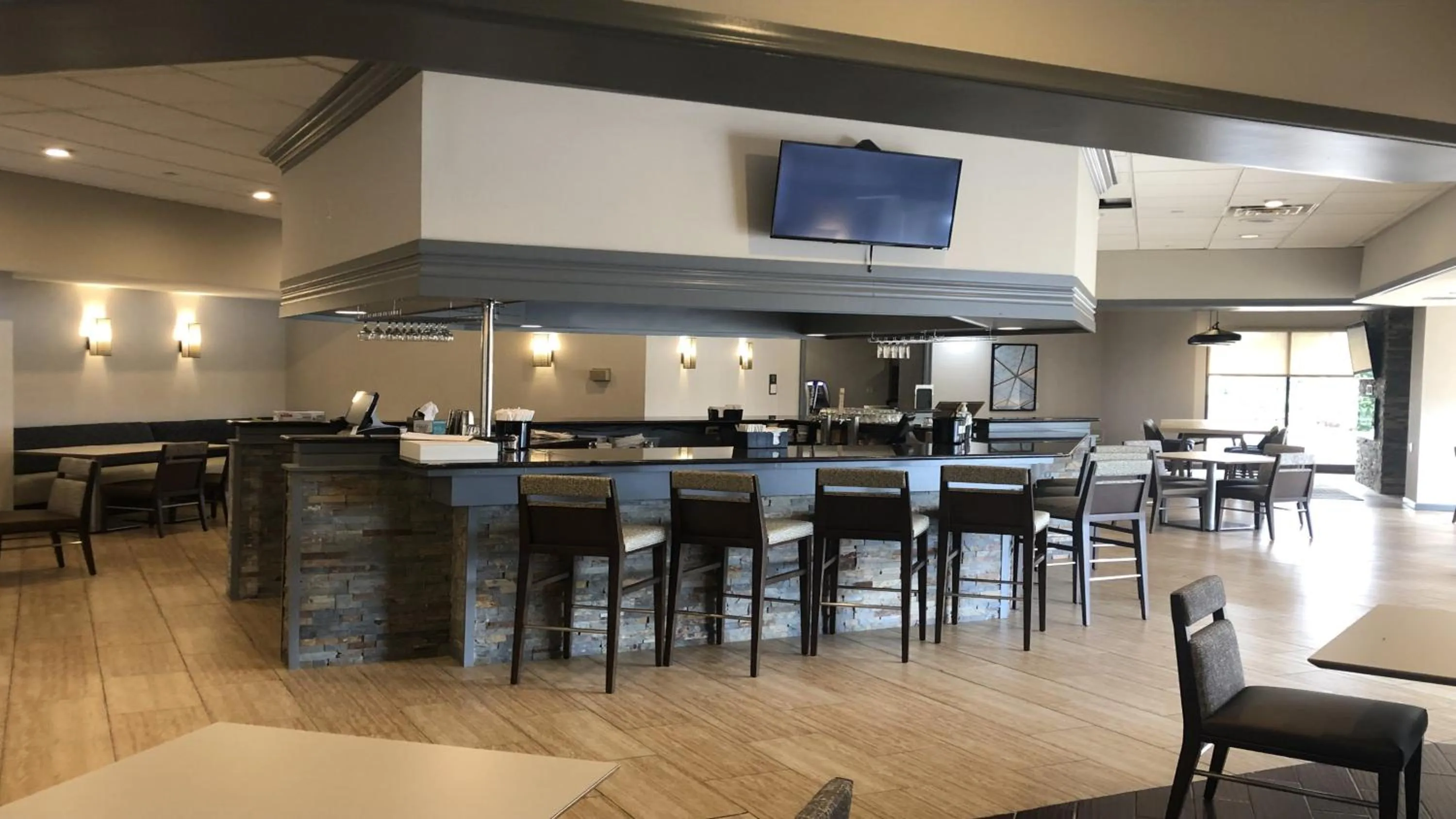 Lounge or bar in Holiday Inn Staunton Conference Center by IHG