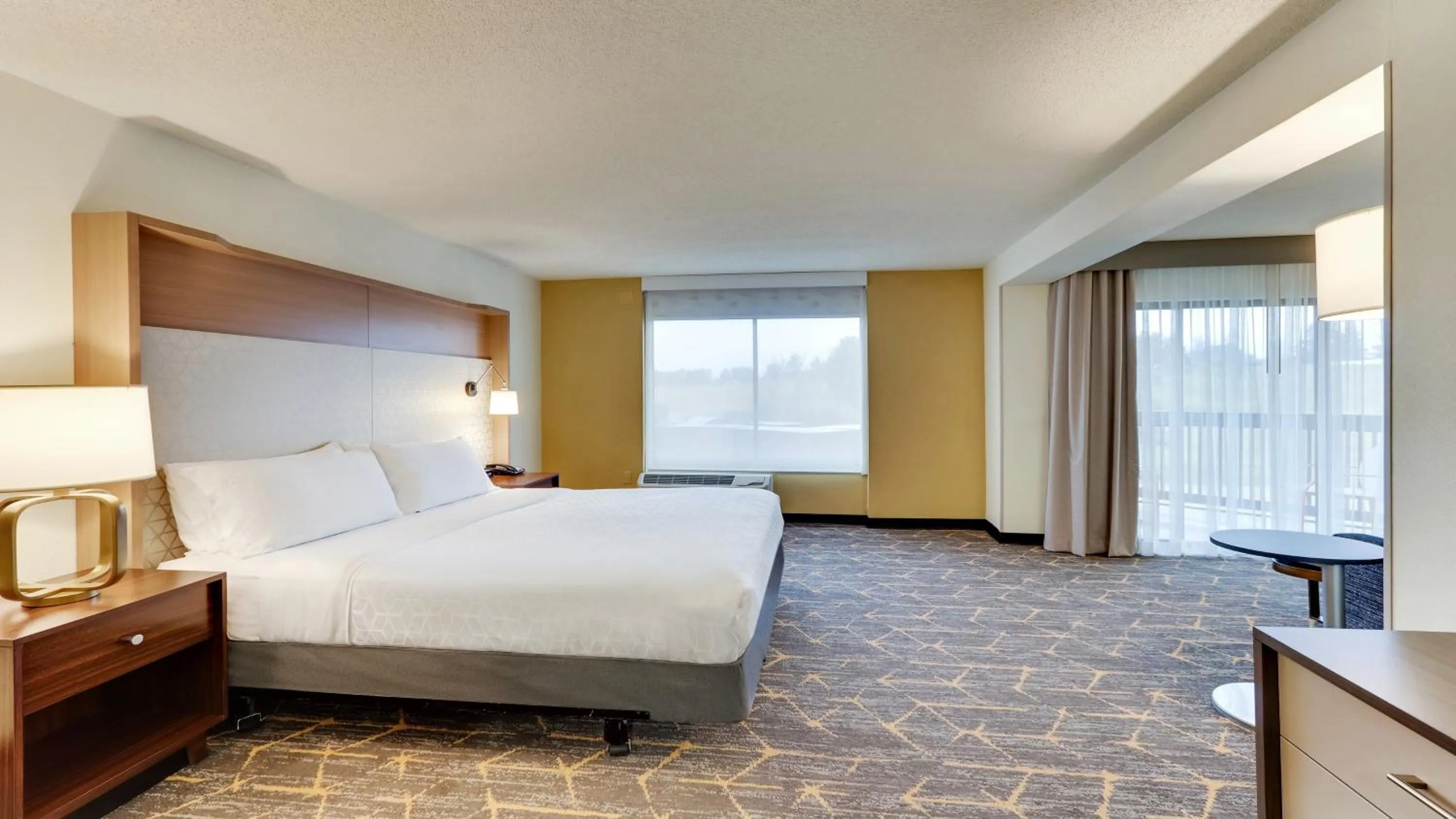 Photo of the whole room, Bed in Holiday Inn Staunton Conference Center by IHG