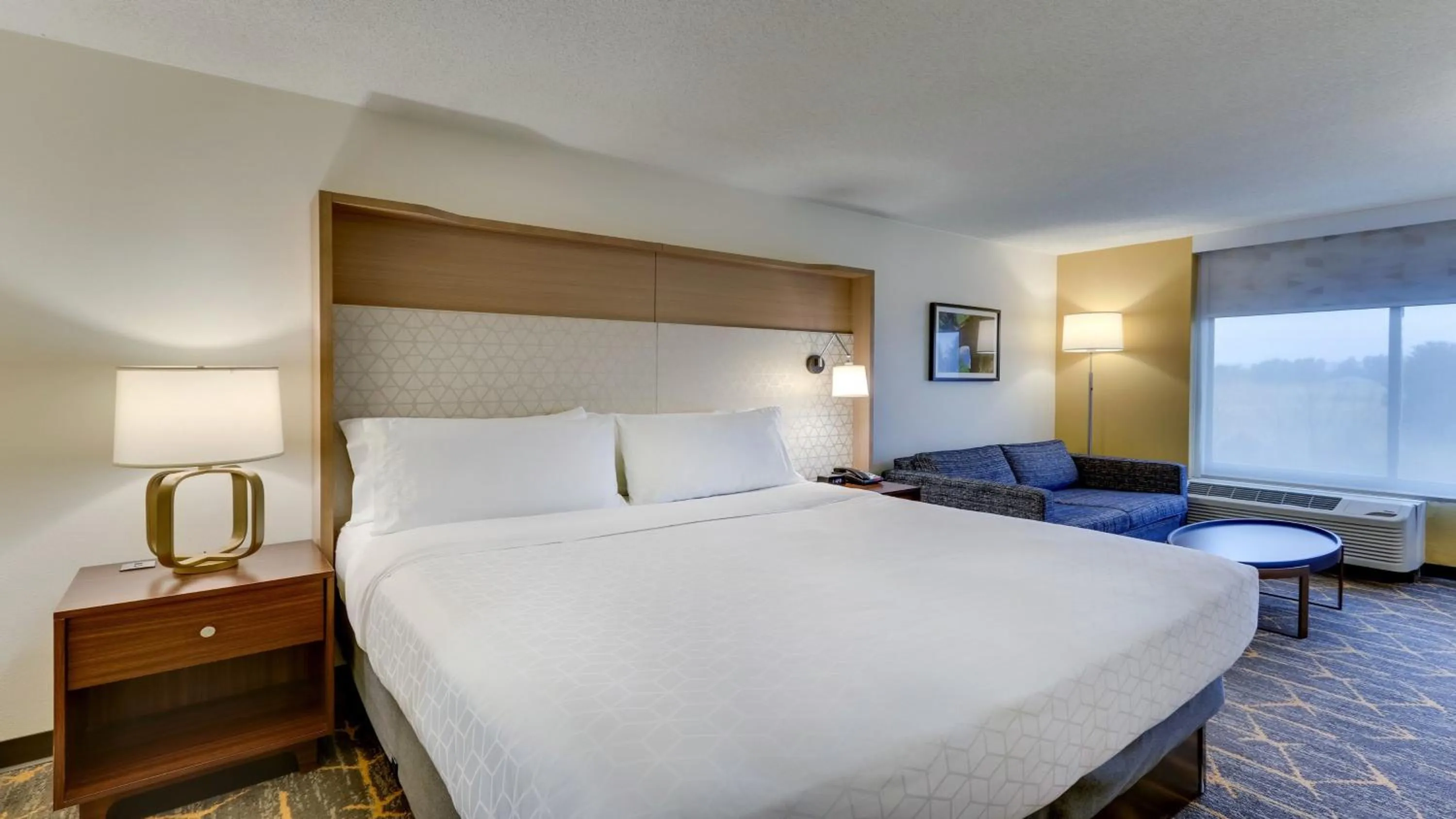 Photo of the whole room, Bed in Holiday Inn Staunton Conference Center by IHG