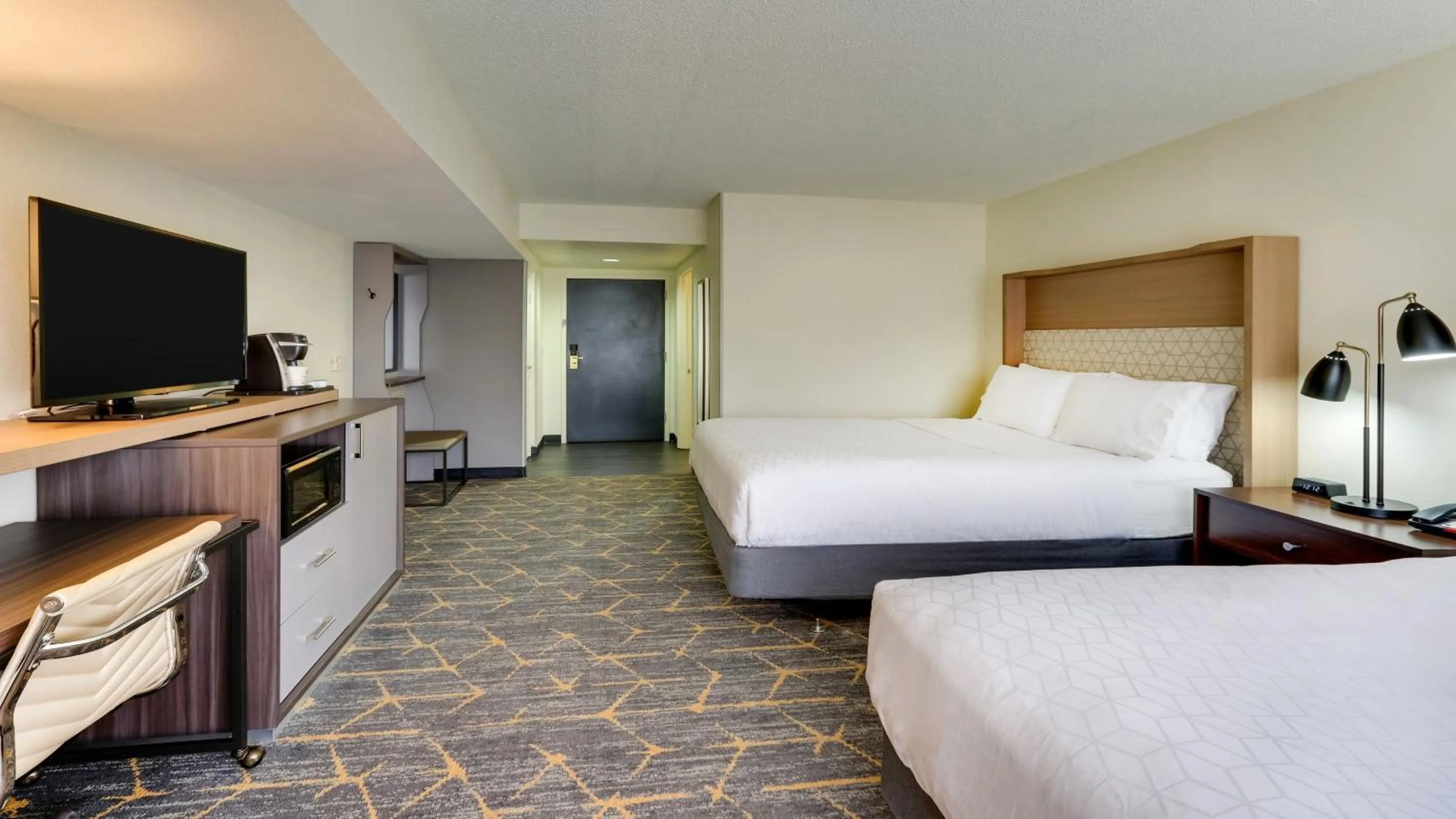 Photo of the whole room, Bed in Holiday Inn Staunton Conference Center by IHG