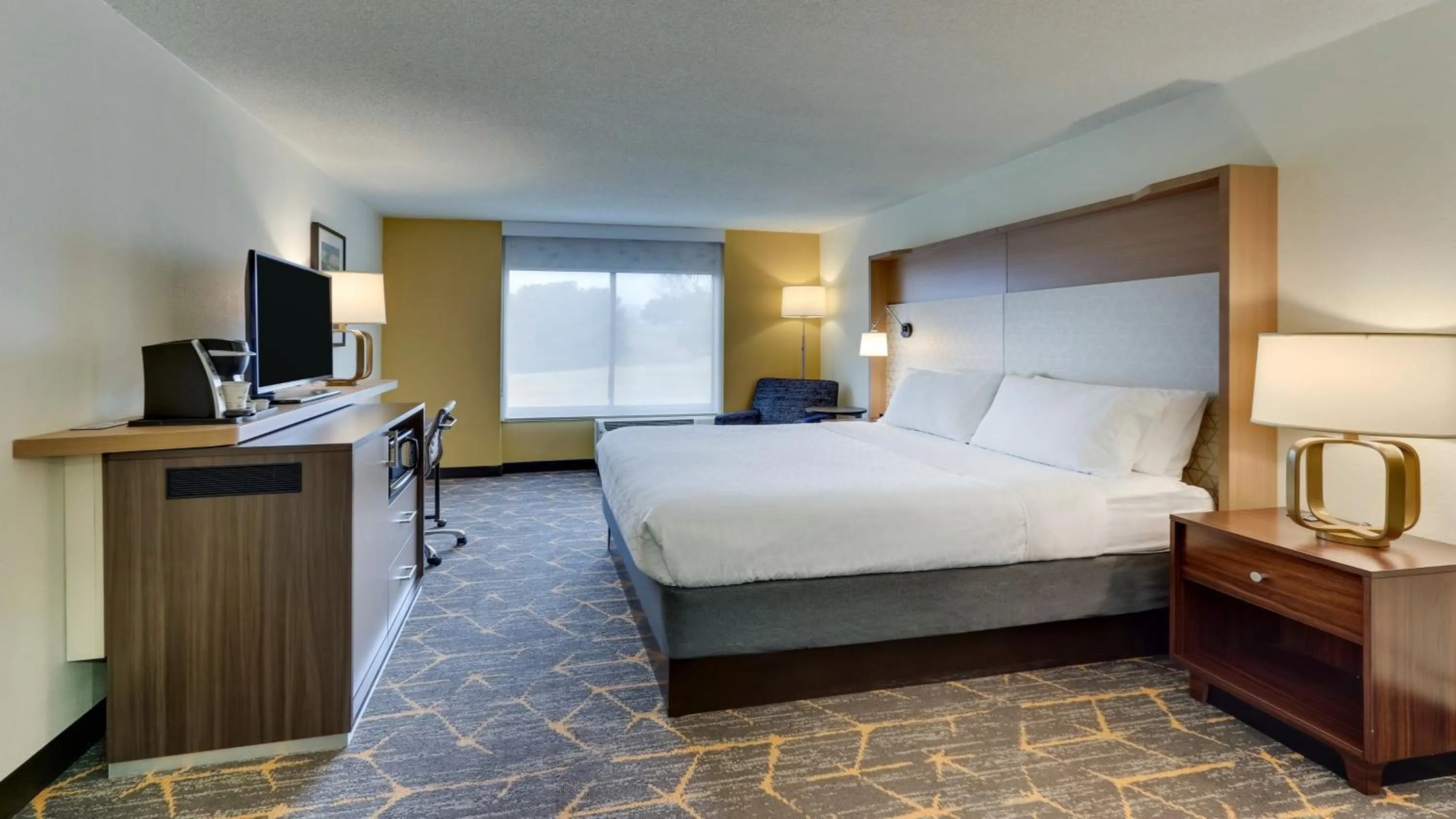 Photo of the whole room, Bed in Holiday Inn Staunton Conference Center by IHG