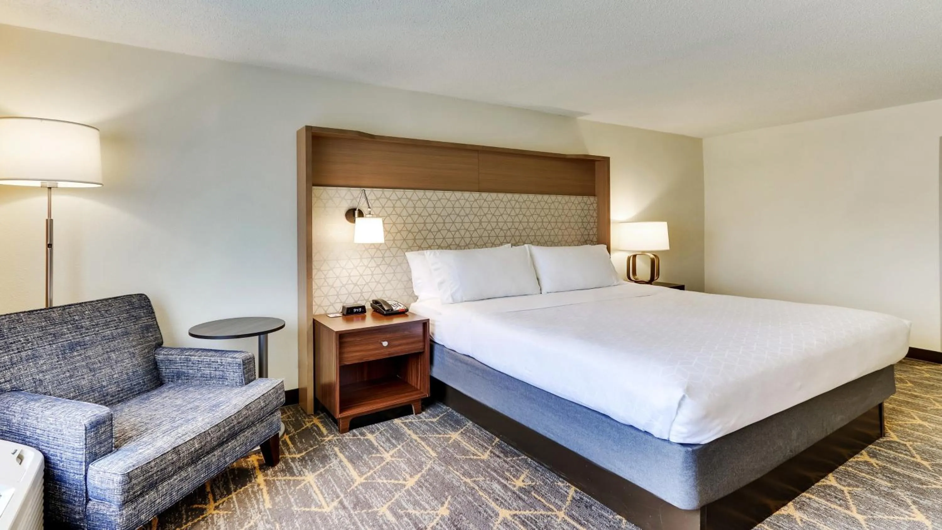 Photo of the whole room, Bed in Holiday Inn Staunton Conference Center by IHG