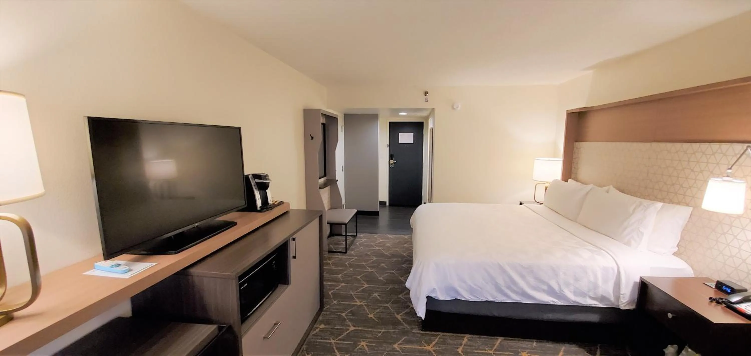 Photo of the whole room, Bed in Holiday Inn Staunton Conference Center by IHG