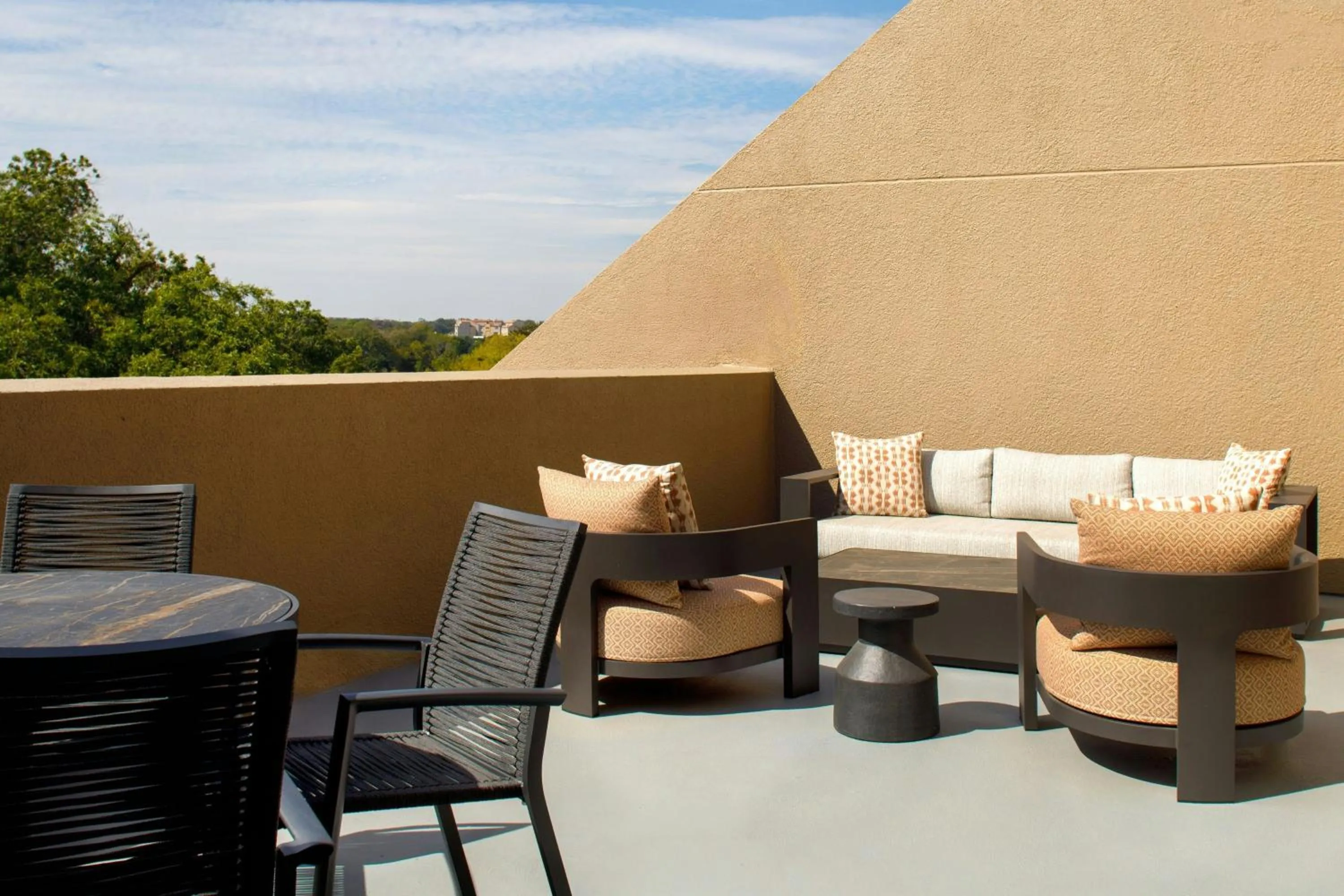 Photo of the whole room in Marriott Dallas Fort Worth Westlake